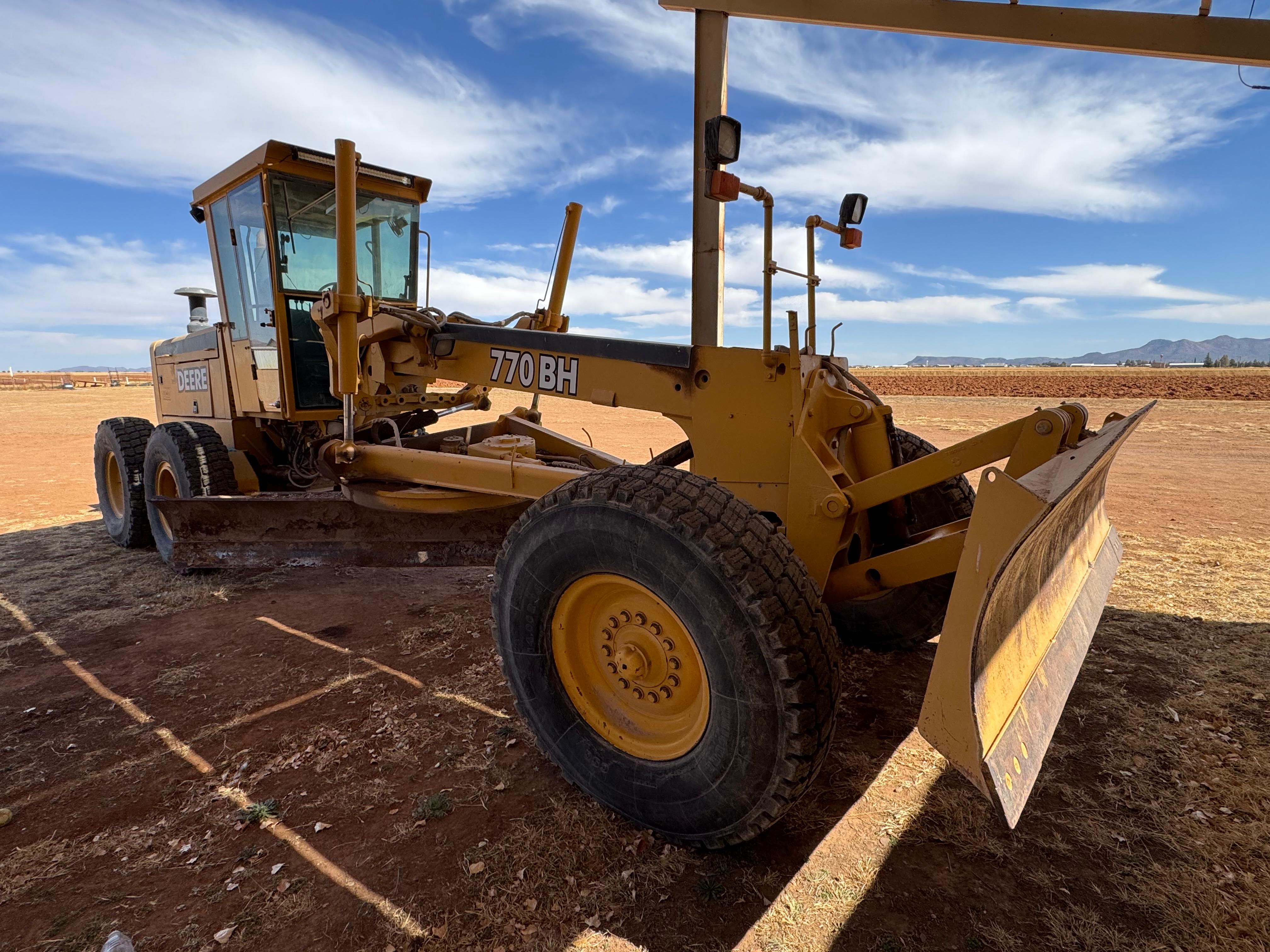 #1034 Niveladora John Deere