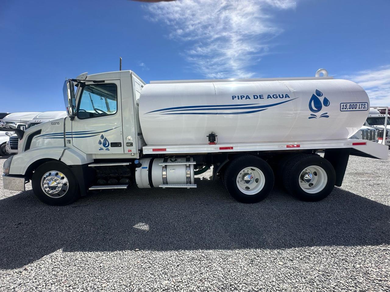 #2390 Camion de Pipa 20,000lts. Volvo 2015 Motor Volvo D13-425hp Estándar 10 Vel. 42,000lb Estatales