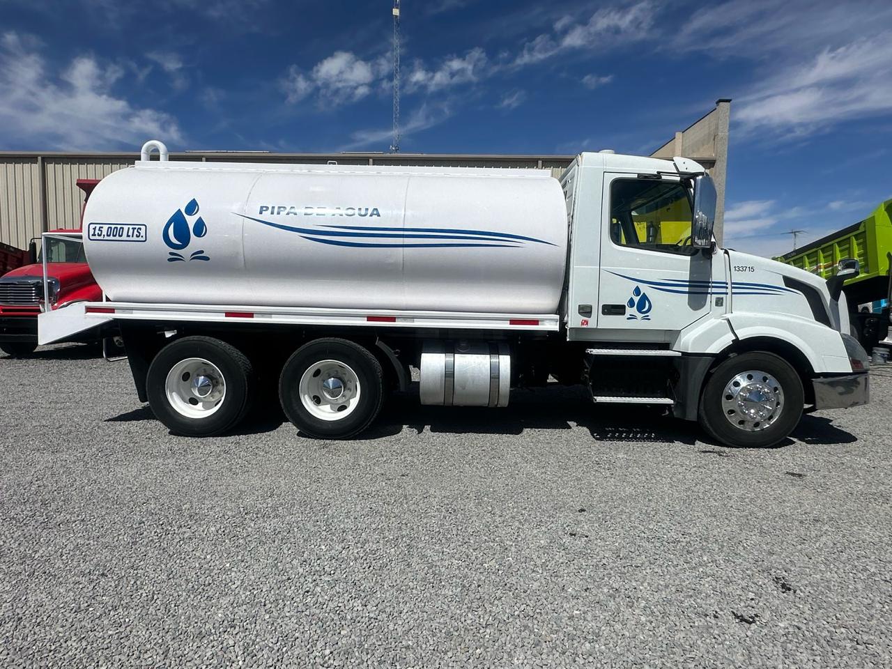 #2390 Camion de Pipa 20,000lts. Volvo 2015 Motor Volvo D13-425hp Estándar 10 Vel. 42,000lb Estatales