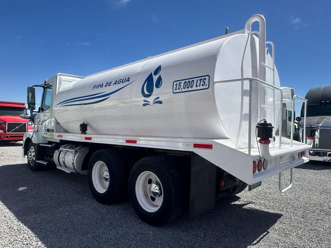 #2390 Camion de Pipa 20,000lts. Volvo 2015 Motor Volvo D13-425hp Estándar 10 Vel. 42,000lb Estatales