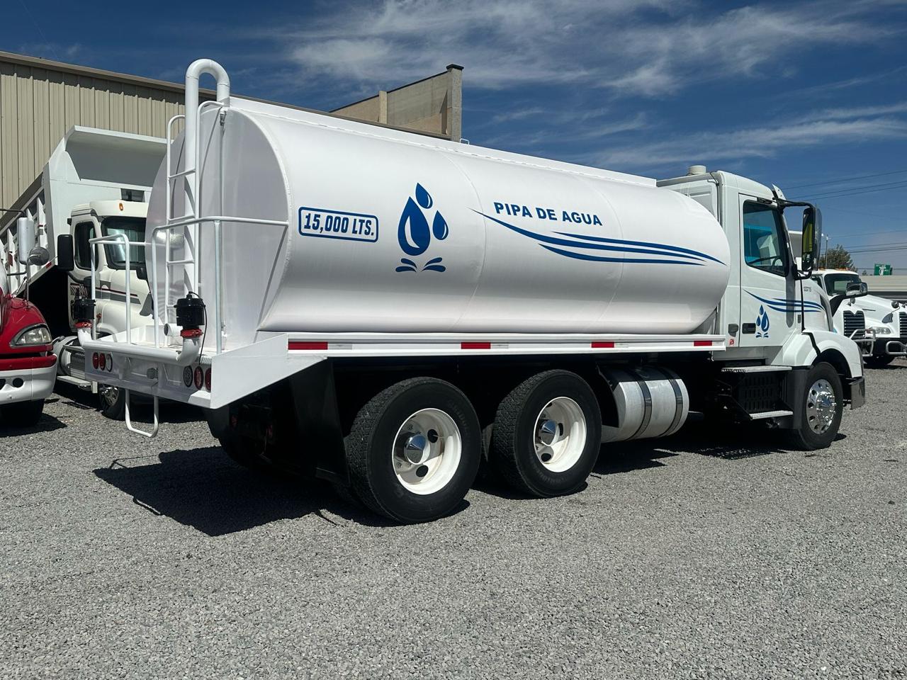 #2390 Camion de Pipa 20,000lts. Volvo 2015 Motor Volvo D13-425hp Estándar 10 Vel. 42,000lb Estatales