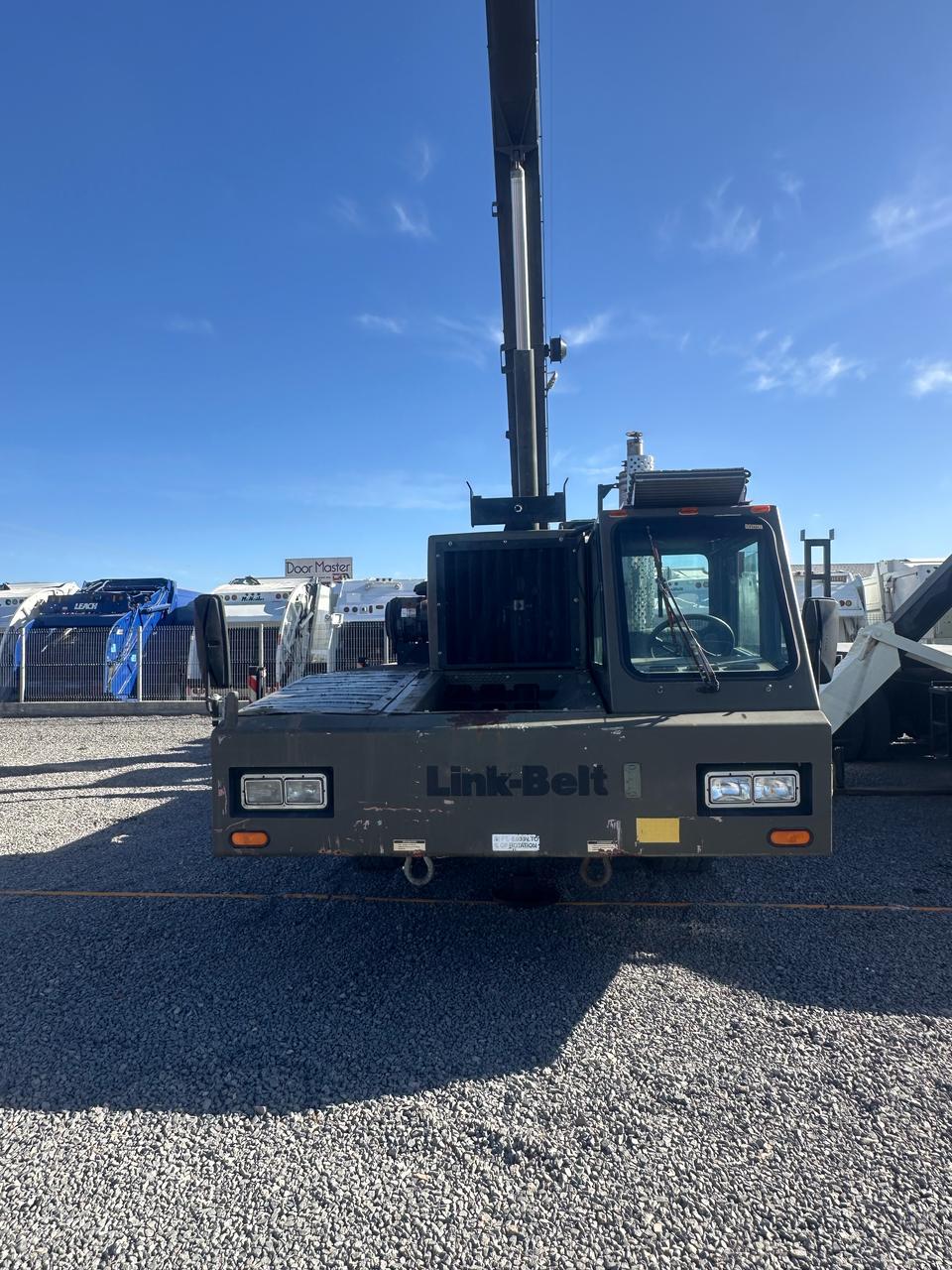#2808 Camión Grua Titán Marca Link Belt 2003 Motor Cummins ISL-300 Automático 46,000lb