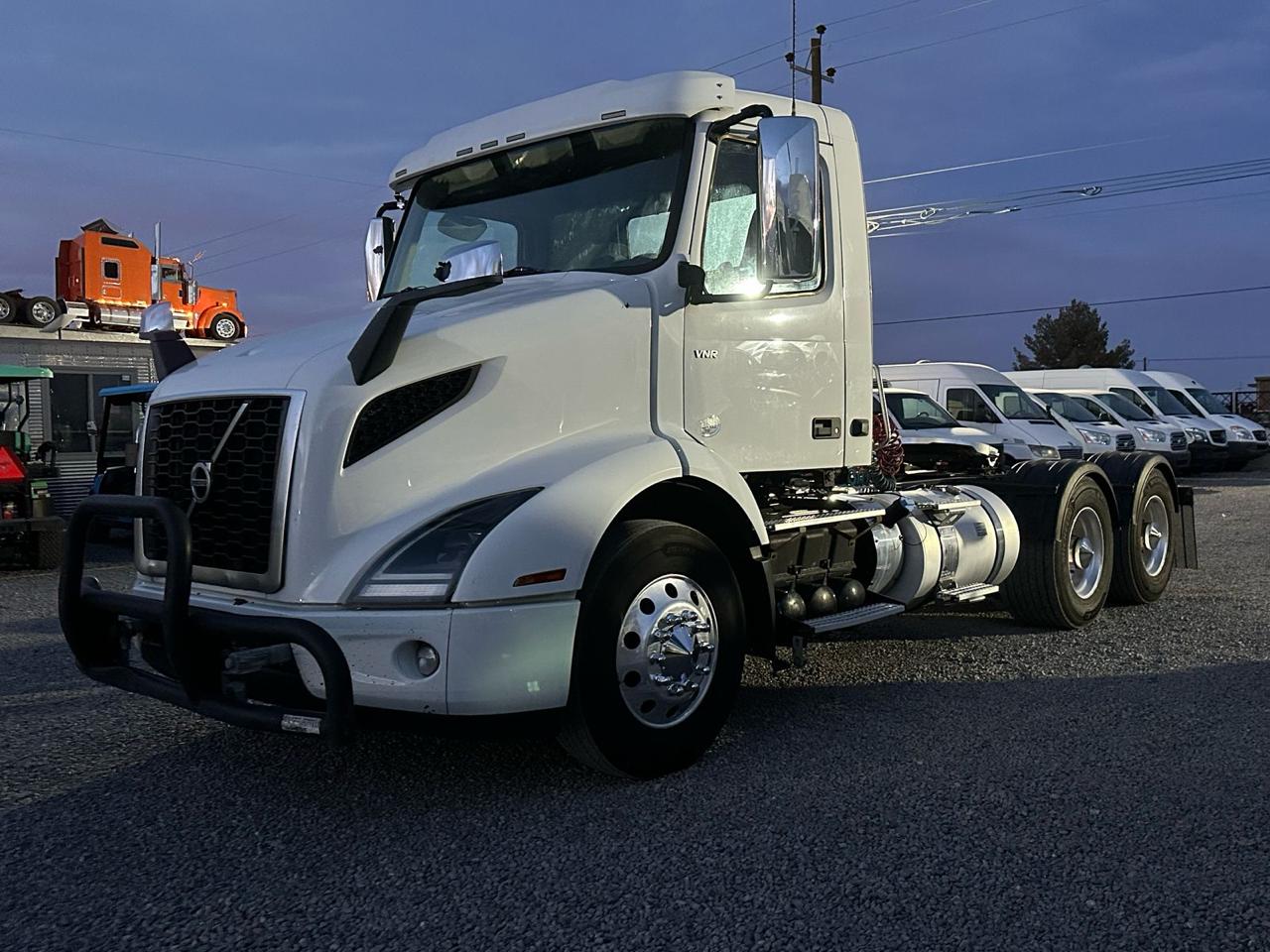 #2905 Camión Day Cab Volvo 2019 Motor Volvo D11-425hp Estándar 12 Vel. 42,000lb Estatales