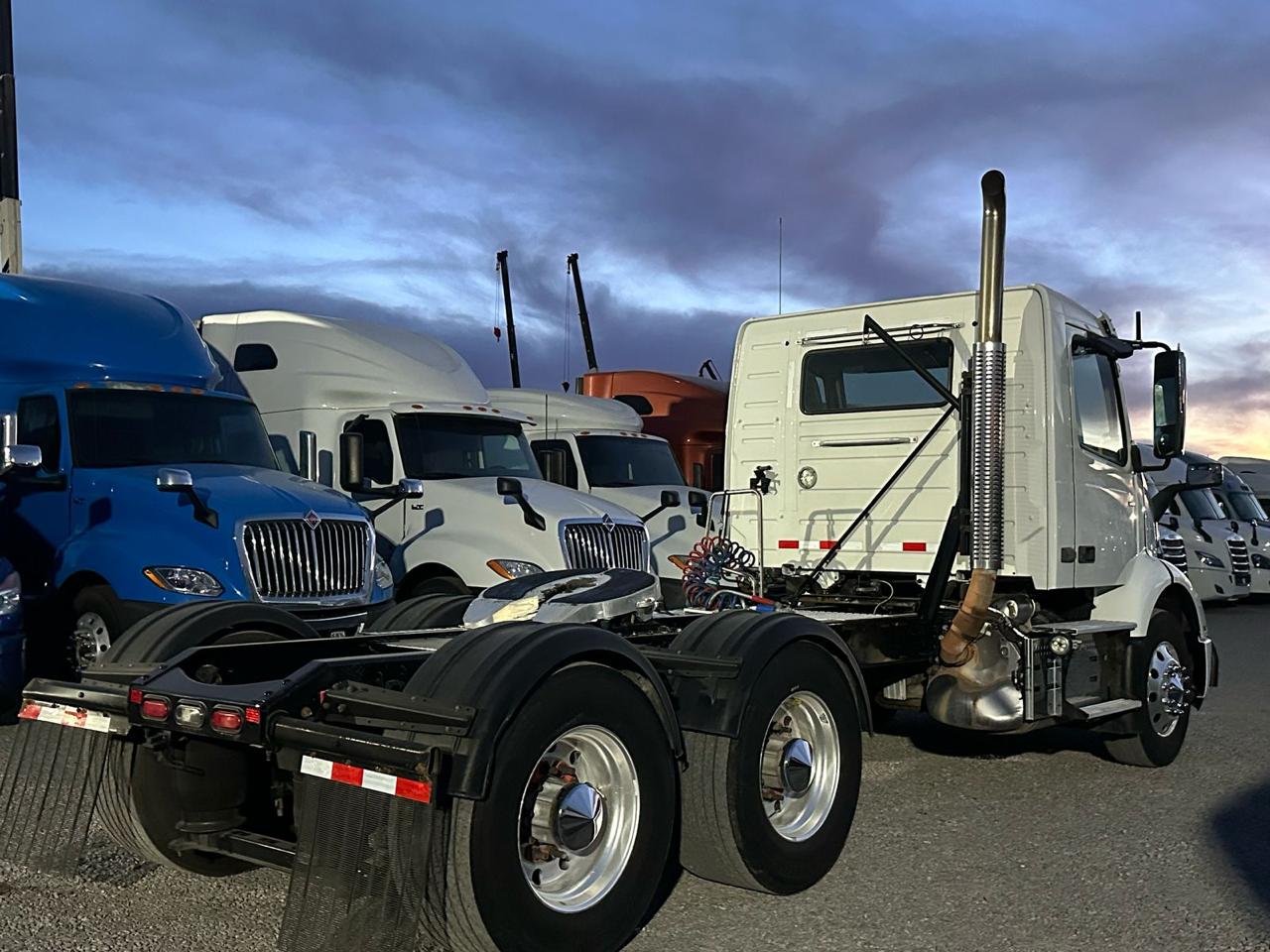 #2905 Camión Day Cab Volvo 2019 Motor Volvo D11-425hp Estándar 12 Vel. 42,000lb Estatales