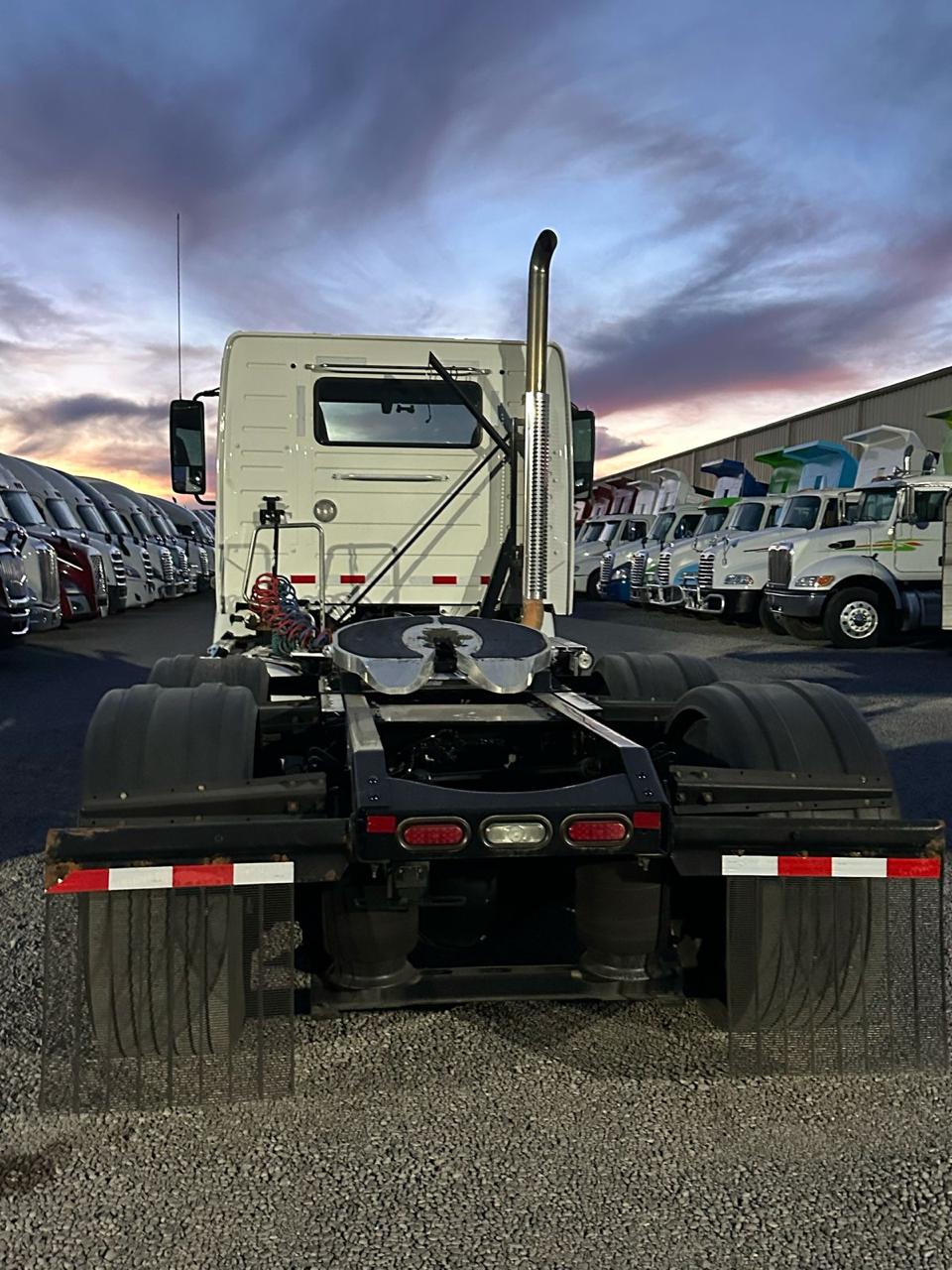 #2905 Camión Day Cab Volvo 2019 Motor Volvo D11-425hp Estándar 12 Vel. 42,000lb Estatales