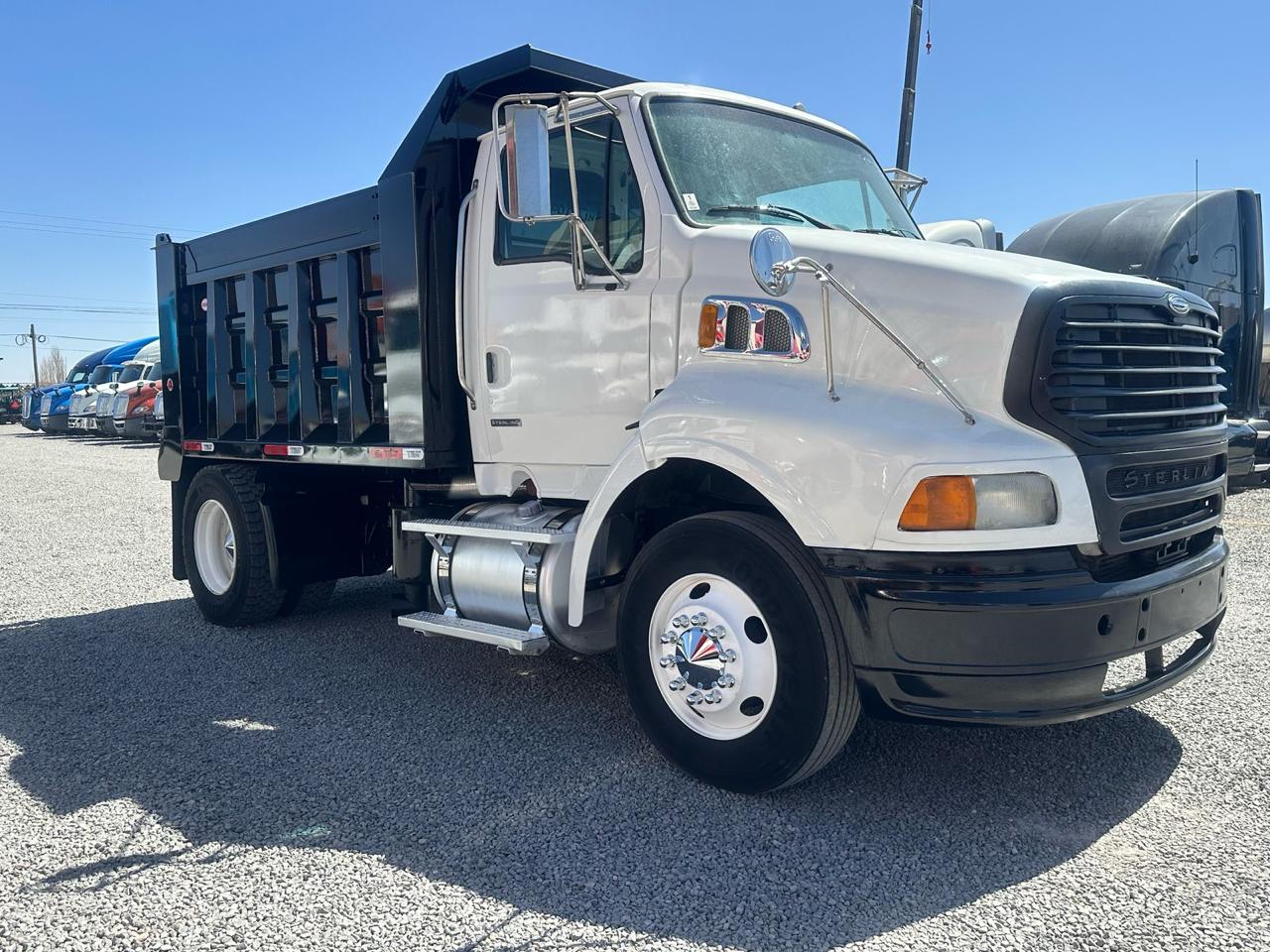 #1411 Camion Volteo Dompe 7 mts Sterling 2009 Motor Detroit serie 60 Estándar 10 Vel. 1,300lb Estatales