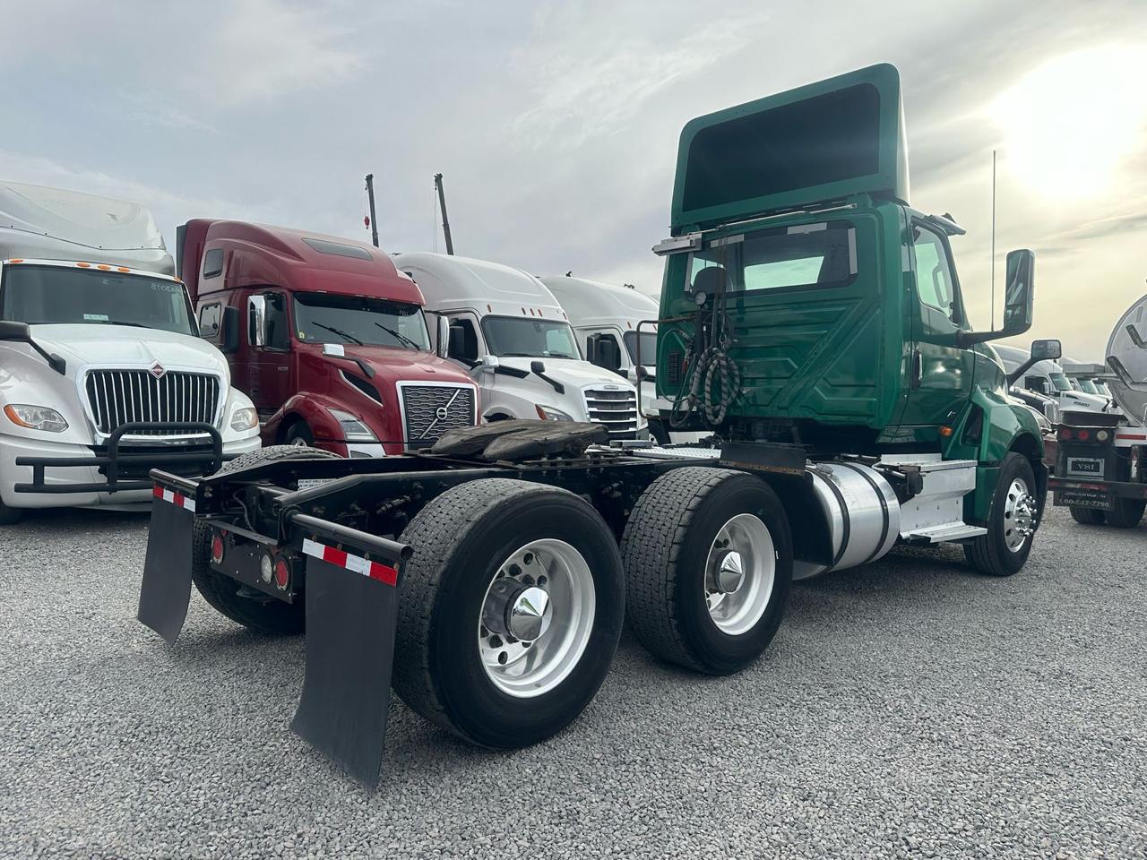 #2919 Camión Day Cab International 2021 Motor Navistar Automático 1,300lb Estatales