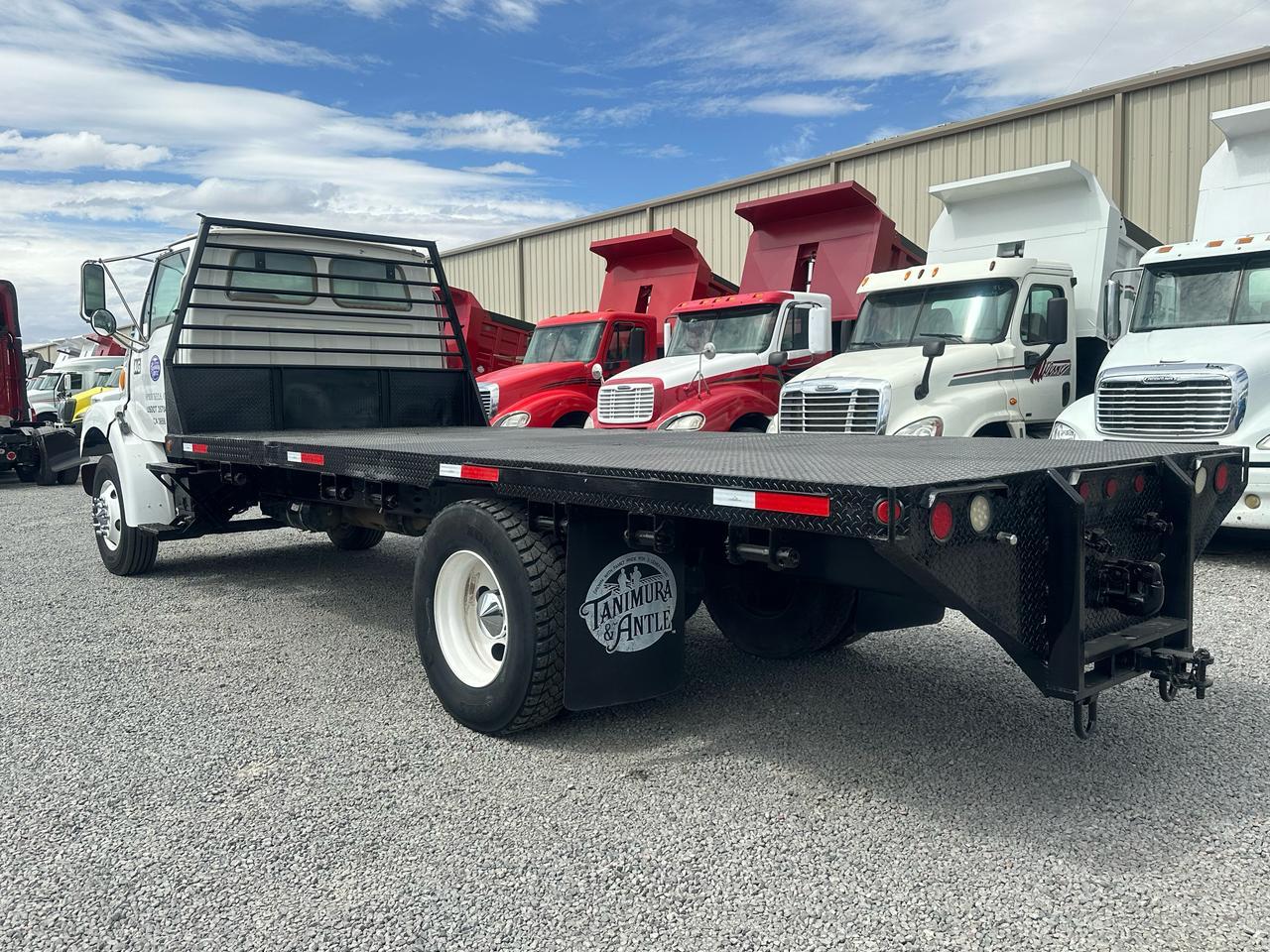 #1559 Camión con Plataforma Sterling 2001 Motor Cummins Automático 1,300lb