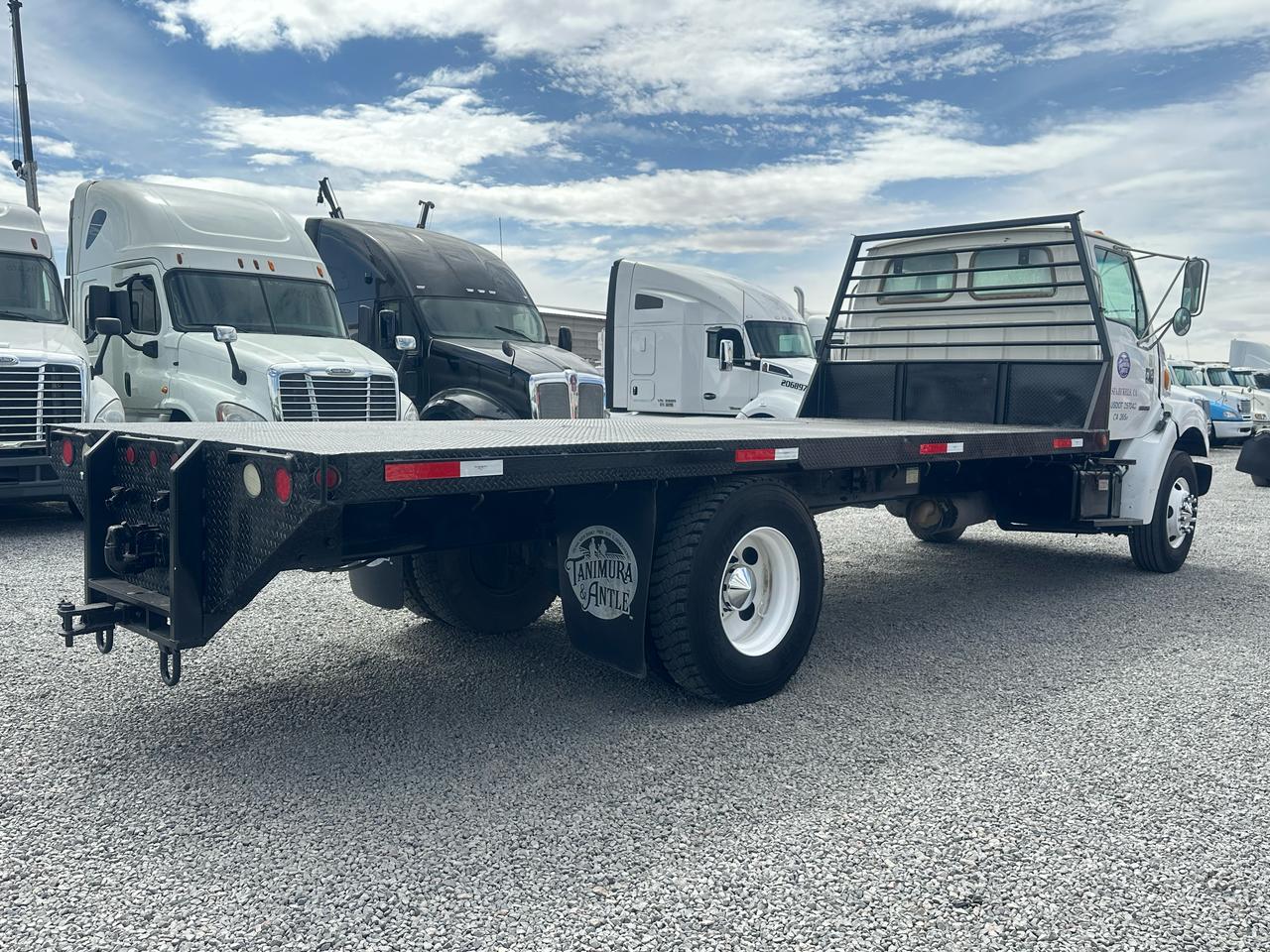 #1559 Camión con Plataforma Sterling 2001 Motor Cummins Automático 1,300lb