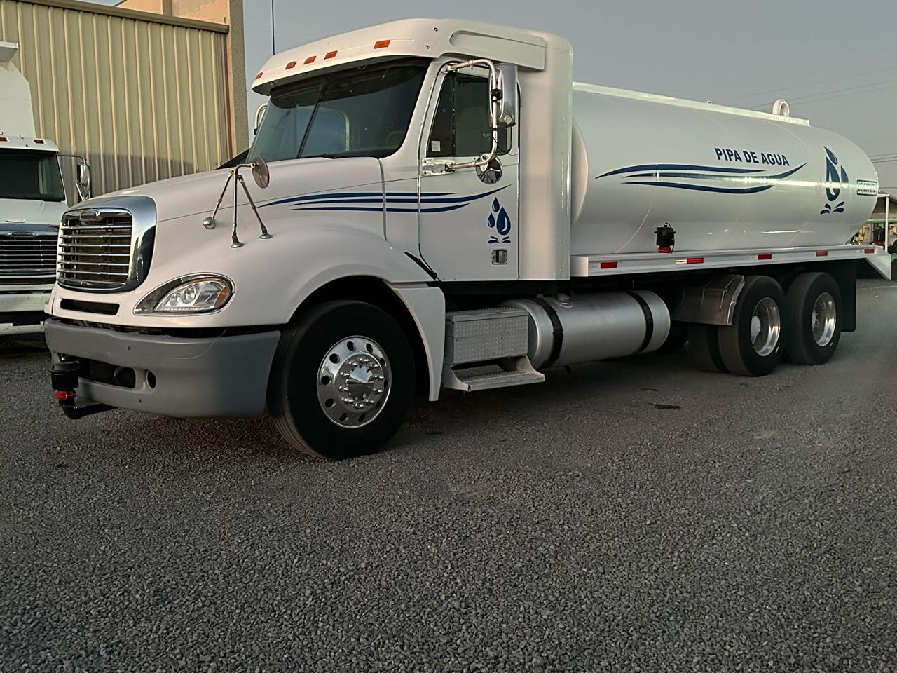 #1774 Camión Pipa 18,000 lts Freightliner 2006 Motor Mercedes Benz Automático 42,000lb Estatales