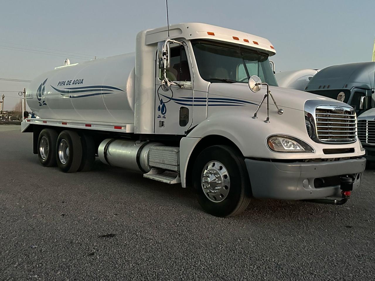 #1774 Camión Pipa 18,000 lts Freightliner 2006 Motor Mercedes Benz Automático 42,000lb Estatales