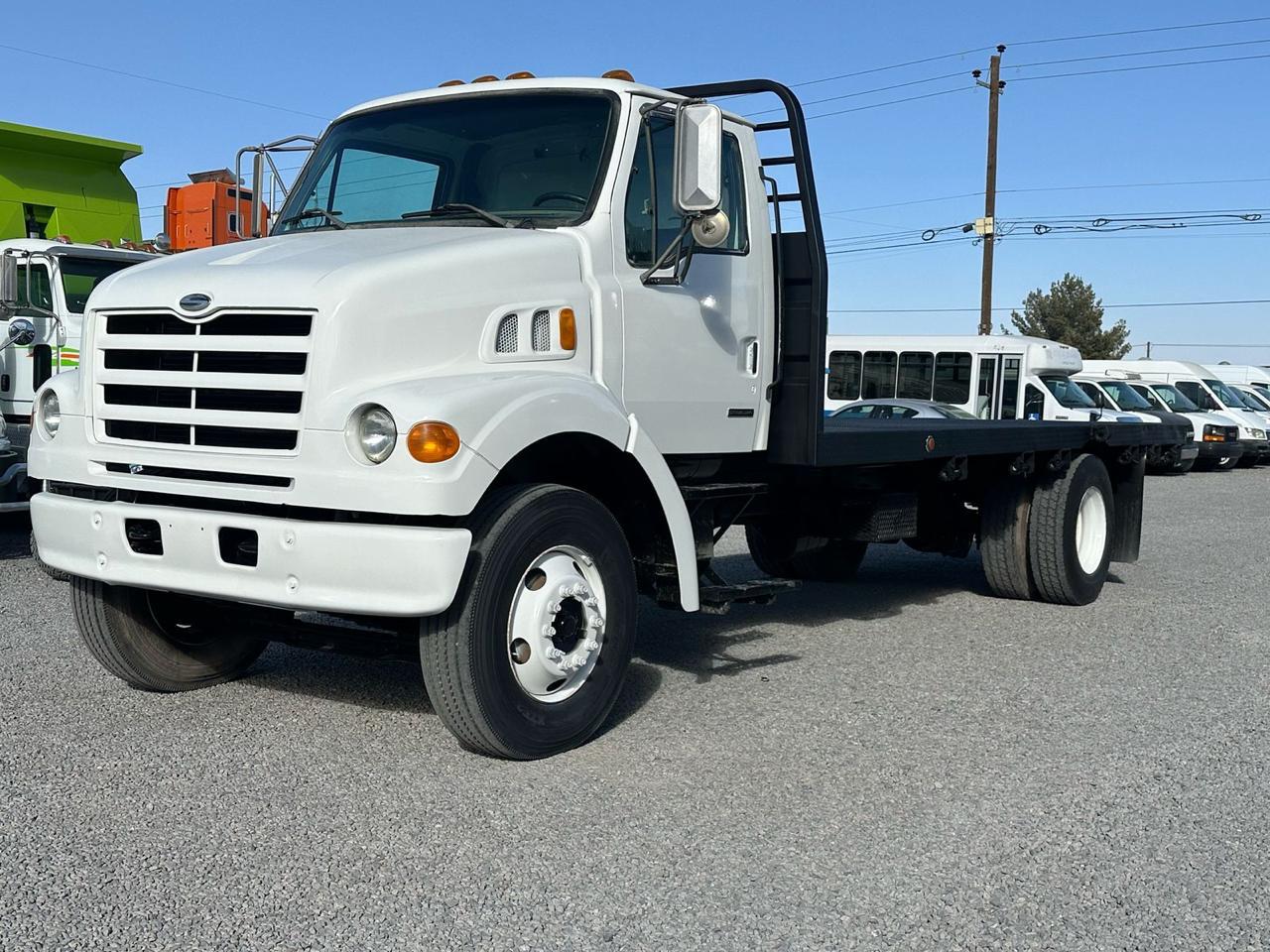 #1449 Camión con plataforma 20'X8' Sterling 1999 Motor Cummins ISB Automático 25,000lb Estatales