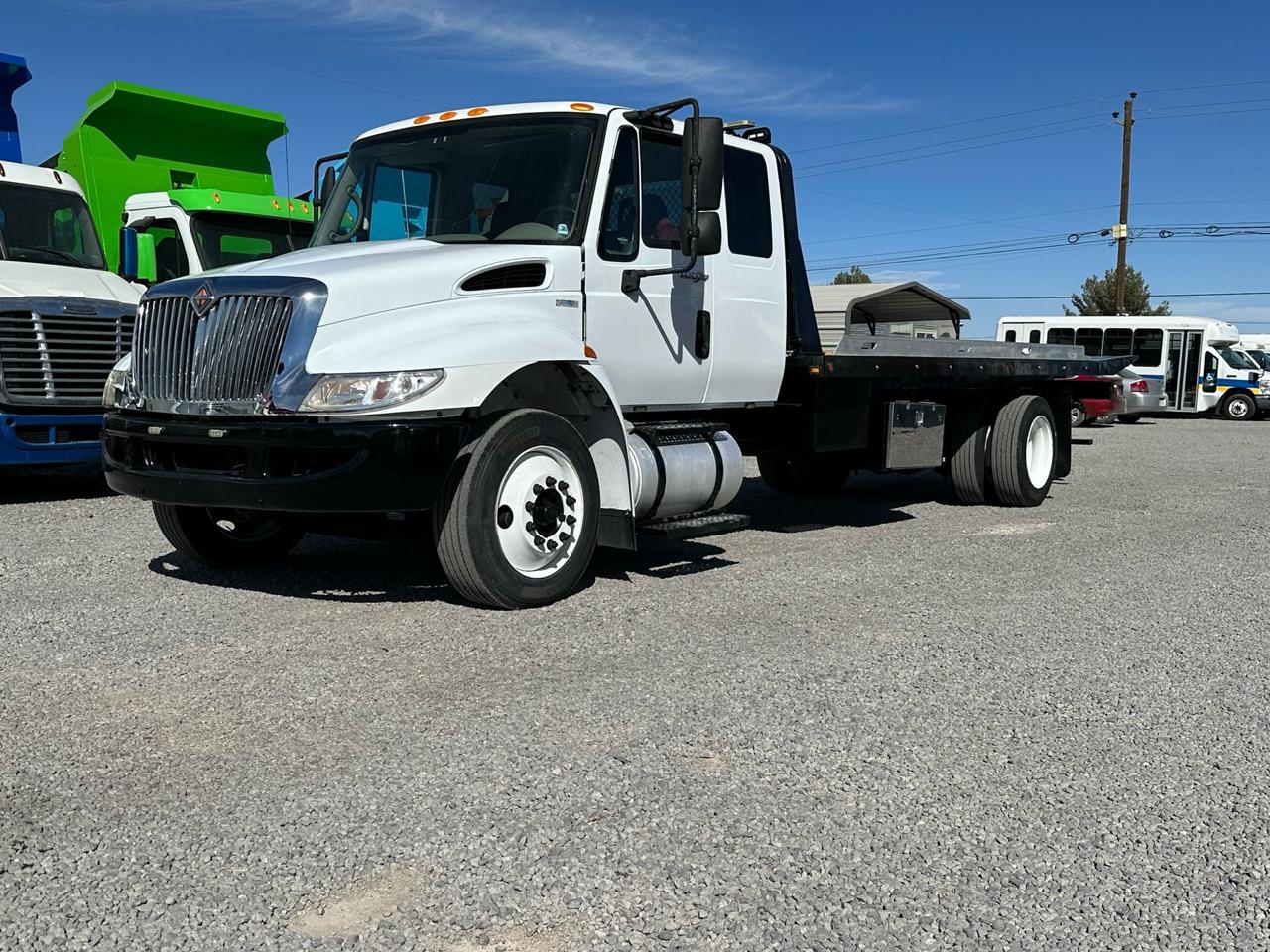 #2292 Camión Grúa con Plataforma 20'X8' International 2010 Motor Maxx Forcé Automático 25,000lb Estatales