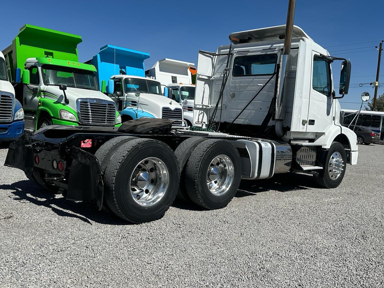 #2791 Camión Day Cab Volvo 2013 Motor Volvo DD11 Estándar 10 Vel. 42,000lb Estatales