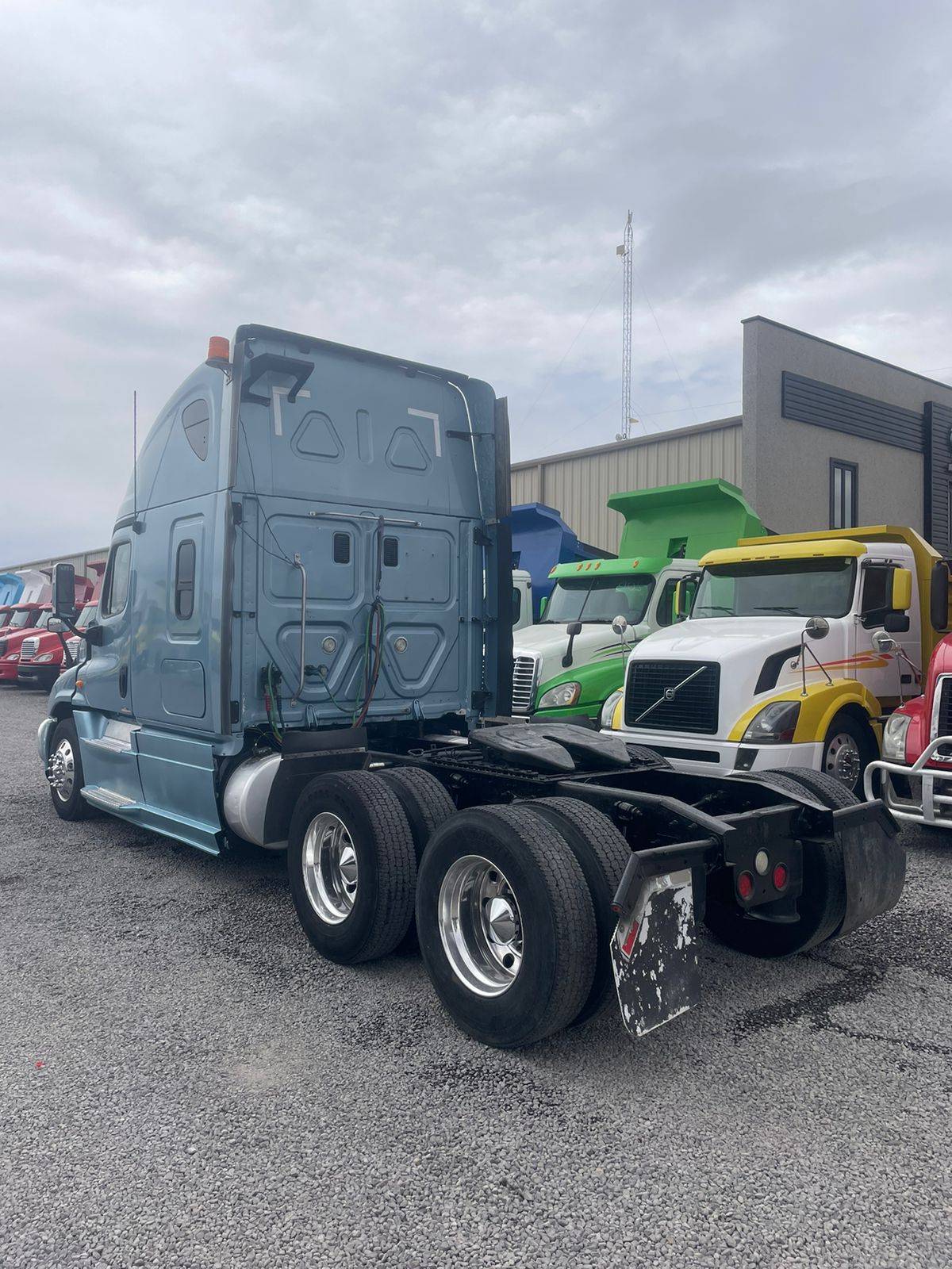#2659 Camión Marca Freightliner 2013 Motor Detroit Estandar 10 Vel. 42,000lb
