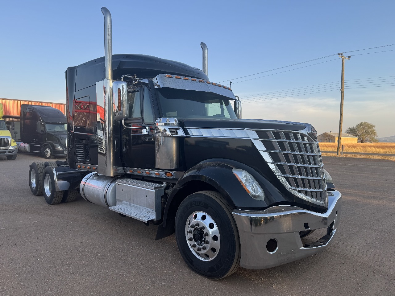#1043 Camion International LoneStar 2016 Motor Cummins ISX15 Estándar 13 Vel. 40,000lb Placas Federales