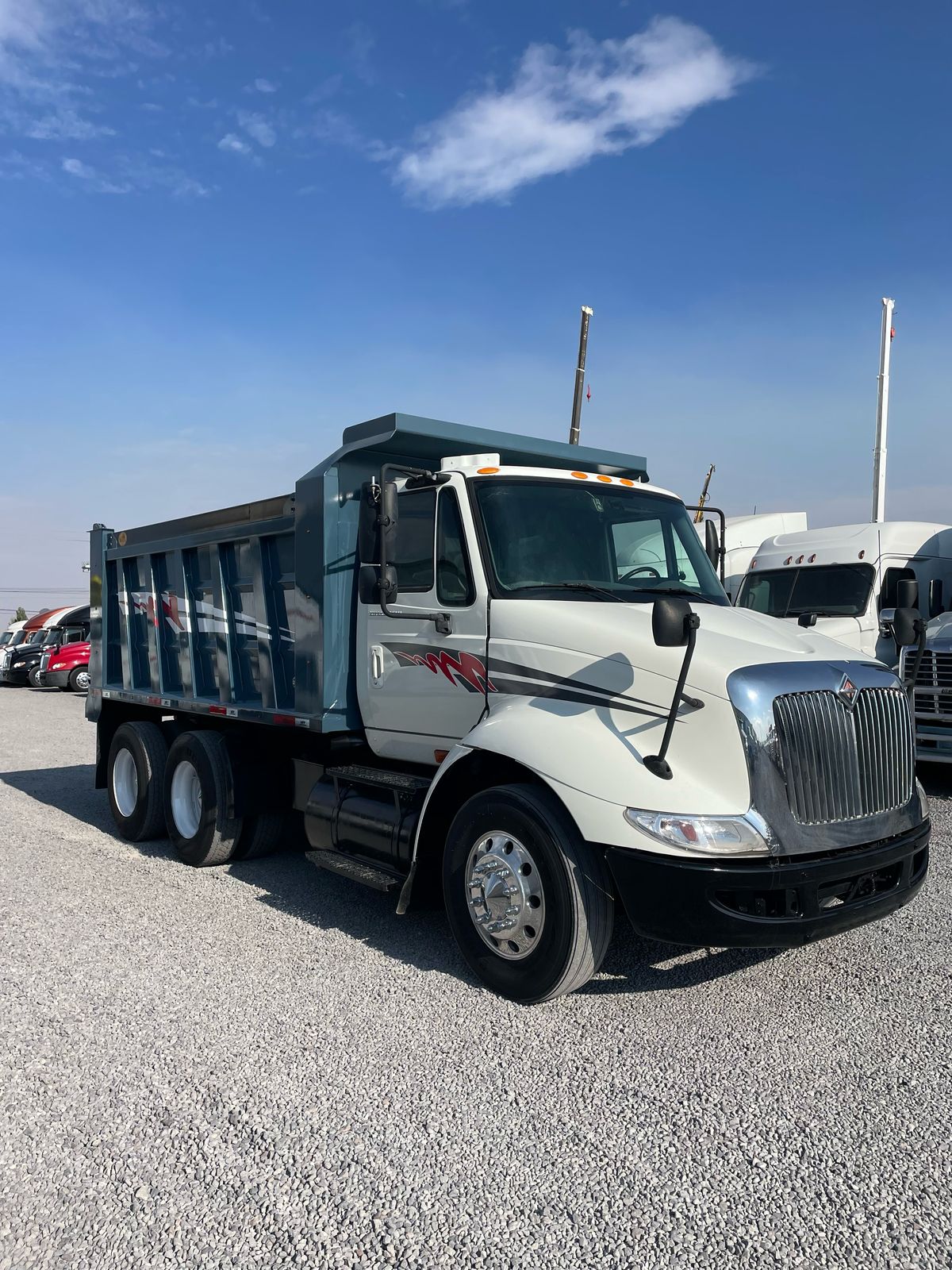 #2854 Camion Volteo 14 mts International 2007 Motor Cummins ism 385 hp Estandar 10 Vel. 42,000lb