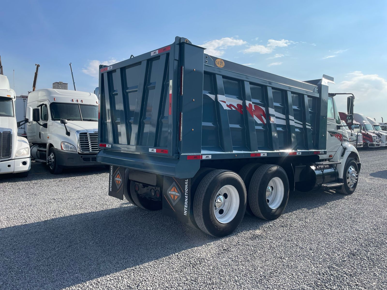 #2854 Camion Volteo 14 mts International 2007 Motor Cummins ism 385 hp Estandar 10 Vel. 42,000lb