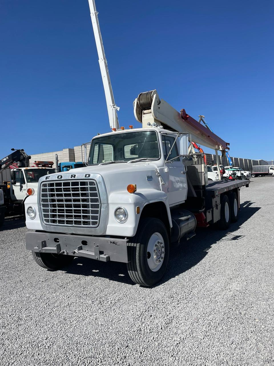 #2415 Camion Grua Ford 1975 Motor Caterpillar Estandar 6 Vel. Diferenciales 44,000lb Grúa 25,000lb