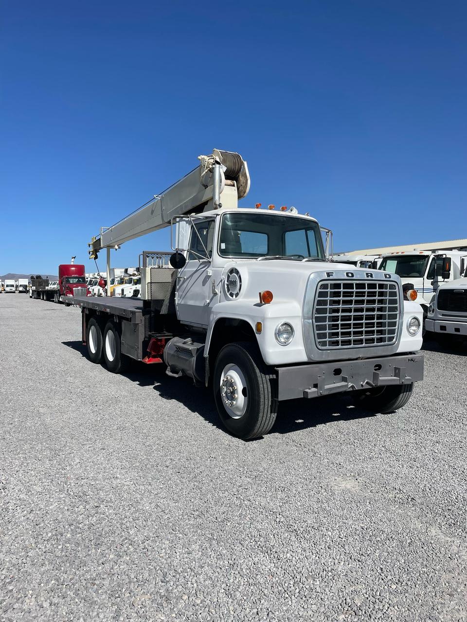 #2415 Camion Grua Ford 1975 Motor Caterpillar Estandar 6 Vel. Diferenciales 44,000lb Grúa 25,000lb