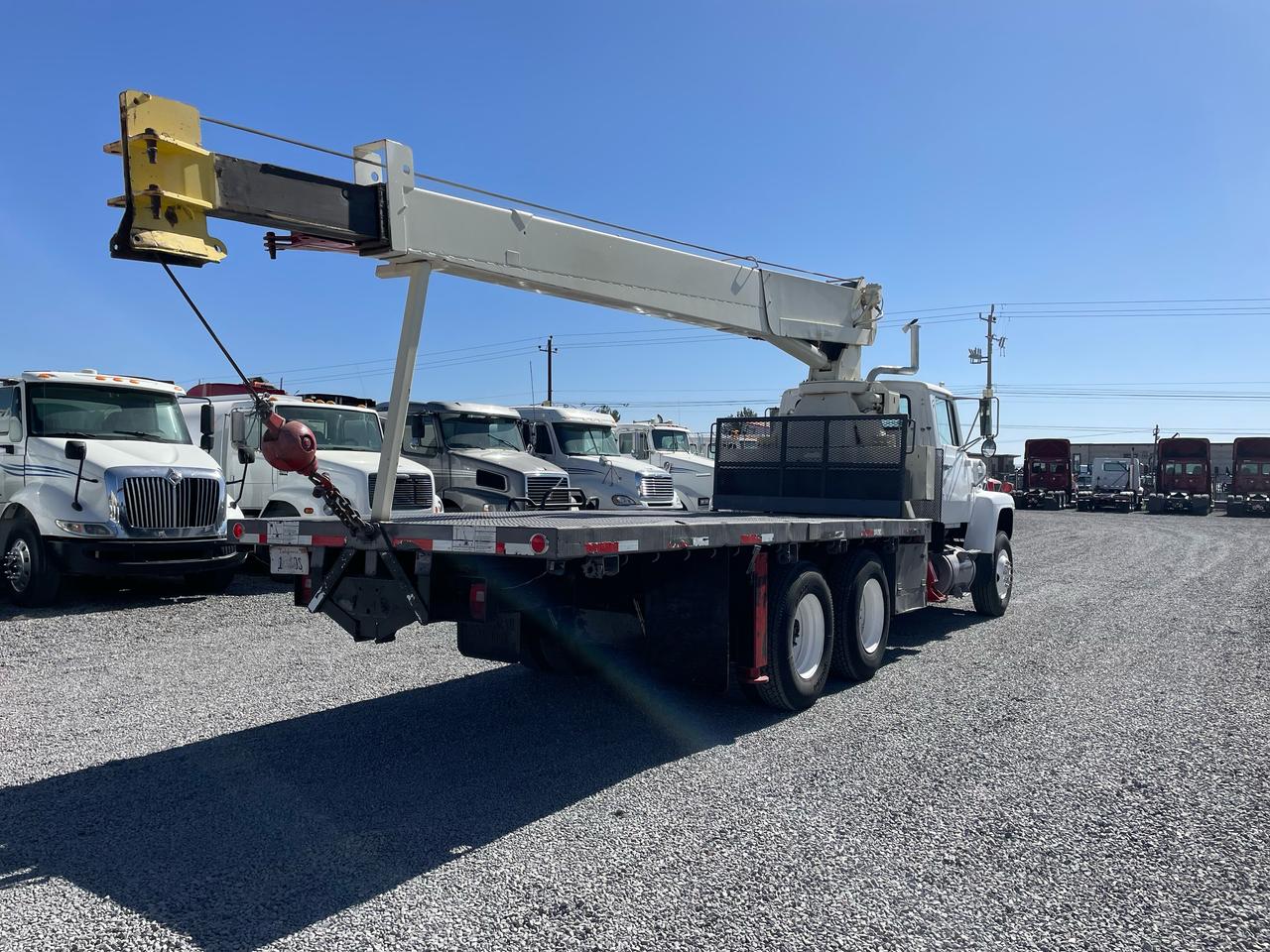 #2415 Camion Grua Ford 1975 Motor Caterpillar Estandar 6 Vel. Diferenciales 44,000lb Grúa 25,000lb