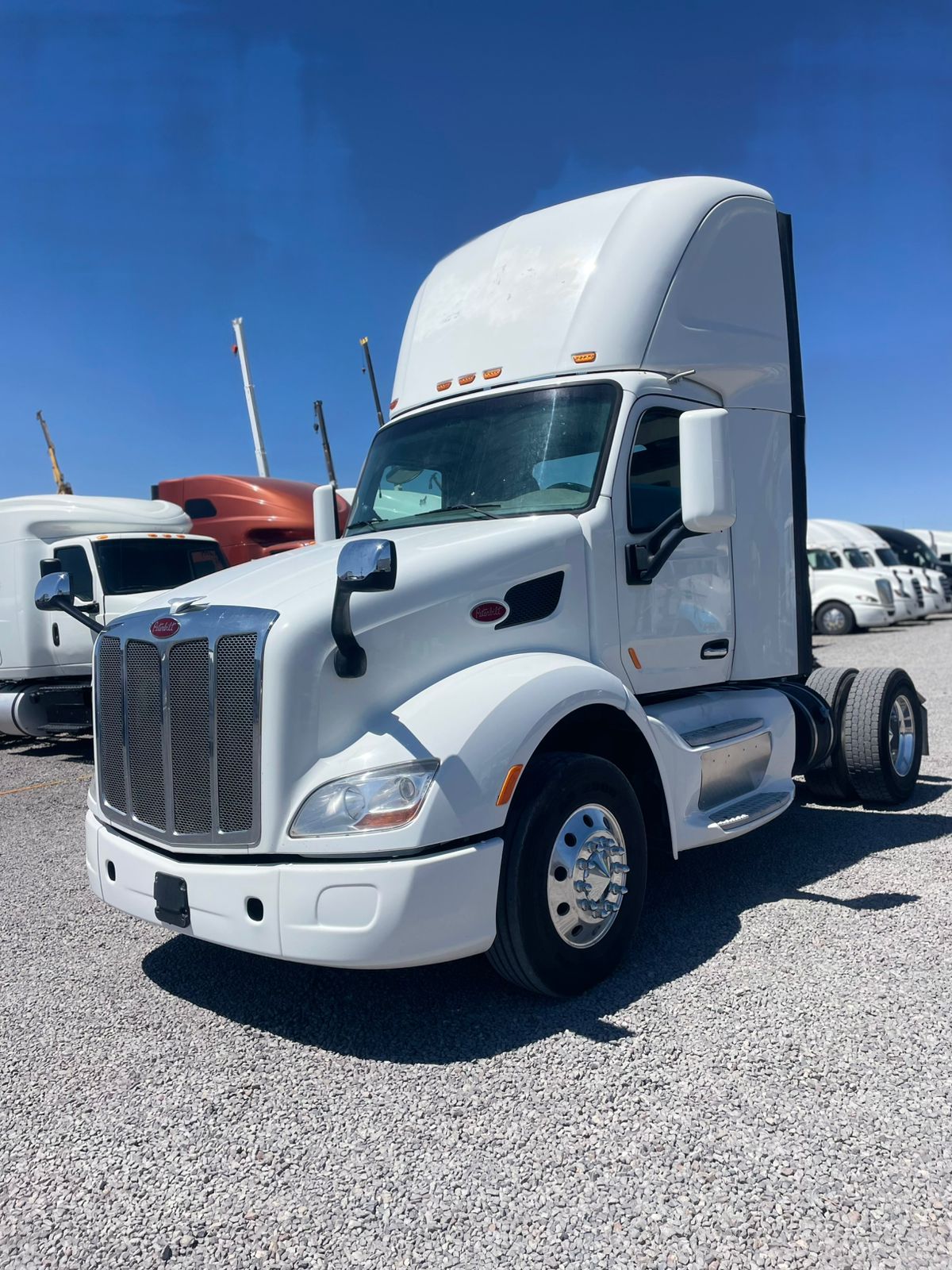 #2405 Camion 1 eje Peterblit 2016 Motor Cummins ISX15 Automática 1,300lb