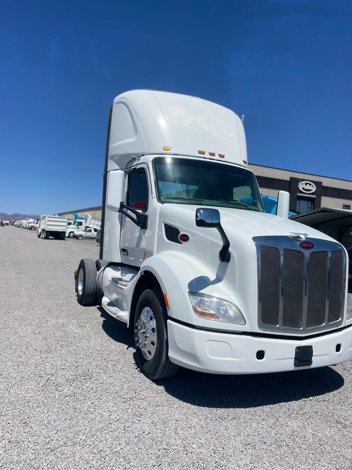 #2405 Camion 1 eje Peterblit 2016 Motor Cummins ISX15 Automática 1,300lb