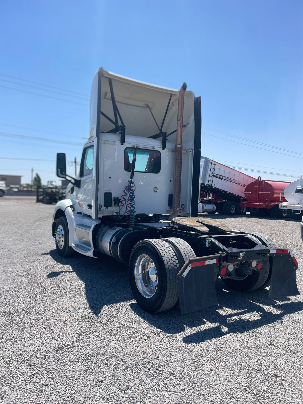 #2405 Camion 1 eje Peterblit 2016 Motor Cummins ISX15 Automática 1,300lb