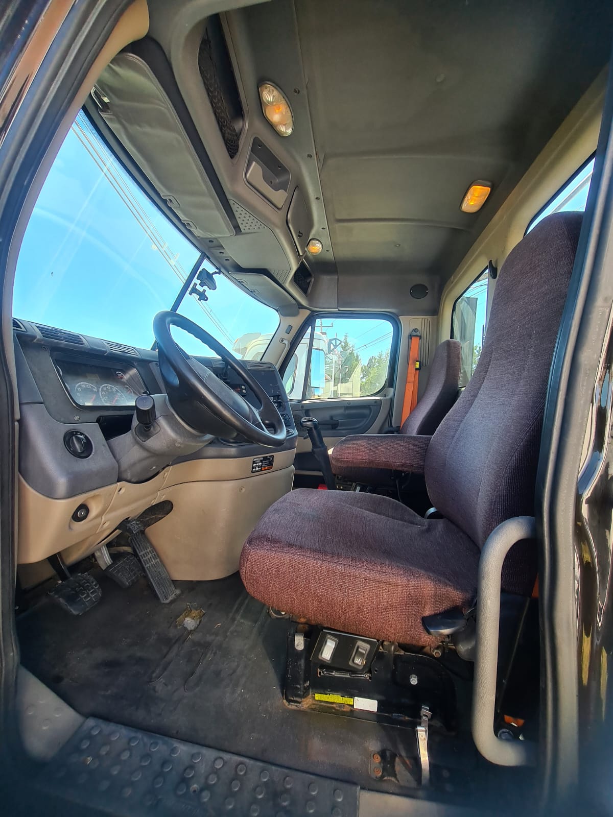 #8536 Camion Freightliner Cascadia 2015 Motor DD13 Estandar Placas Estatales 