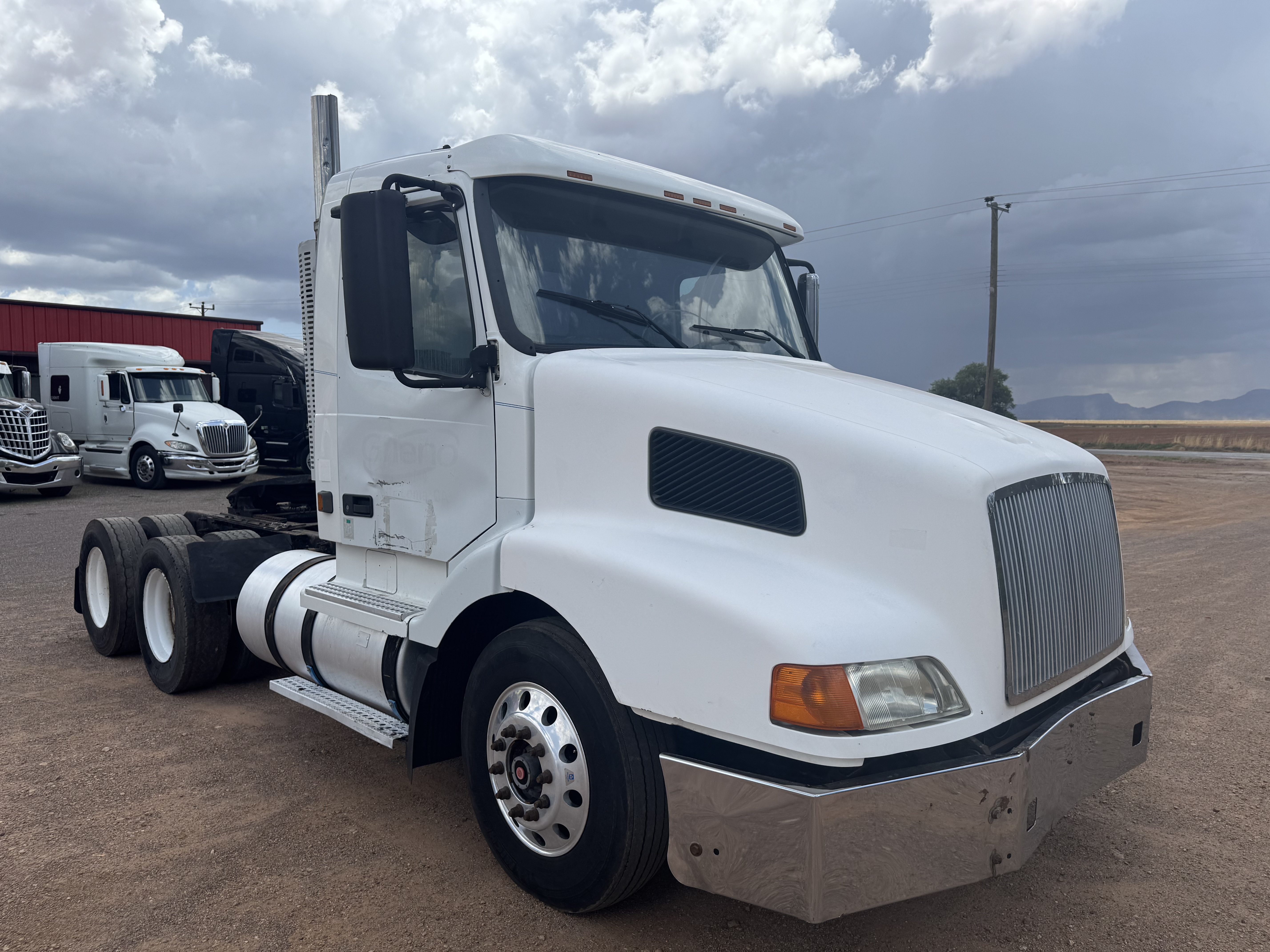 #1049 Camion Day Cab Volvo Modelo VN 6x4 T/A 2000 Motor Cummins Manuel 10 Vel. 38,000lb Placas Estatales