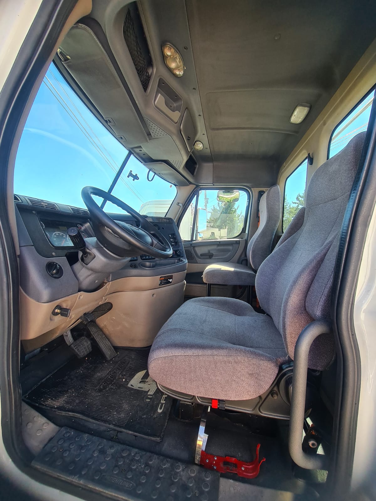 #2648 Camion Freightliner Cascadia Day Cab 2012 Motor DD13 Automatico Placas Estatales 