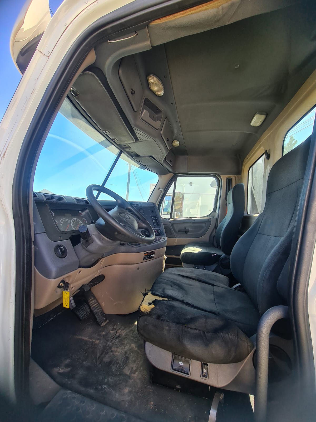 #2705 Camion Freightliner Cascadia Day Cab 2011 Motor DD13 Automatico Placas Estatales 