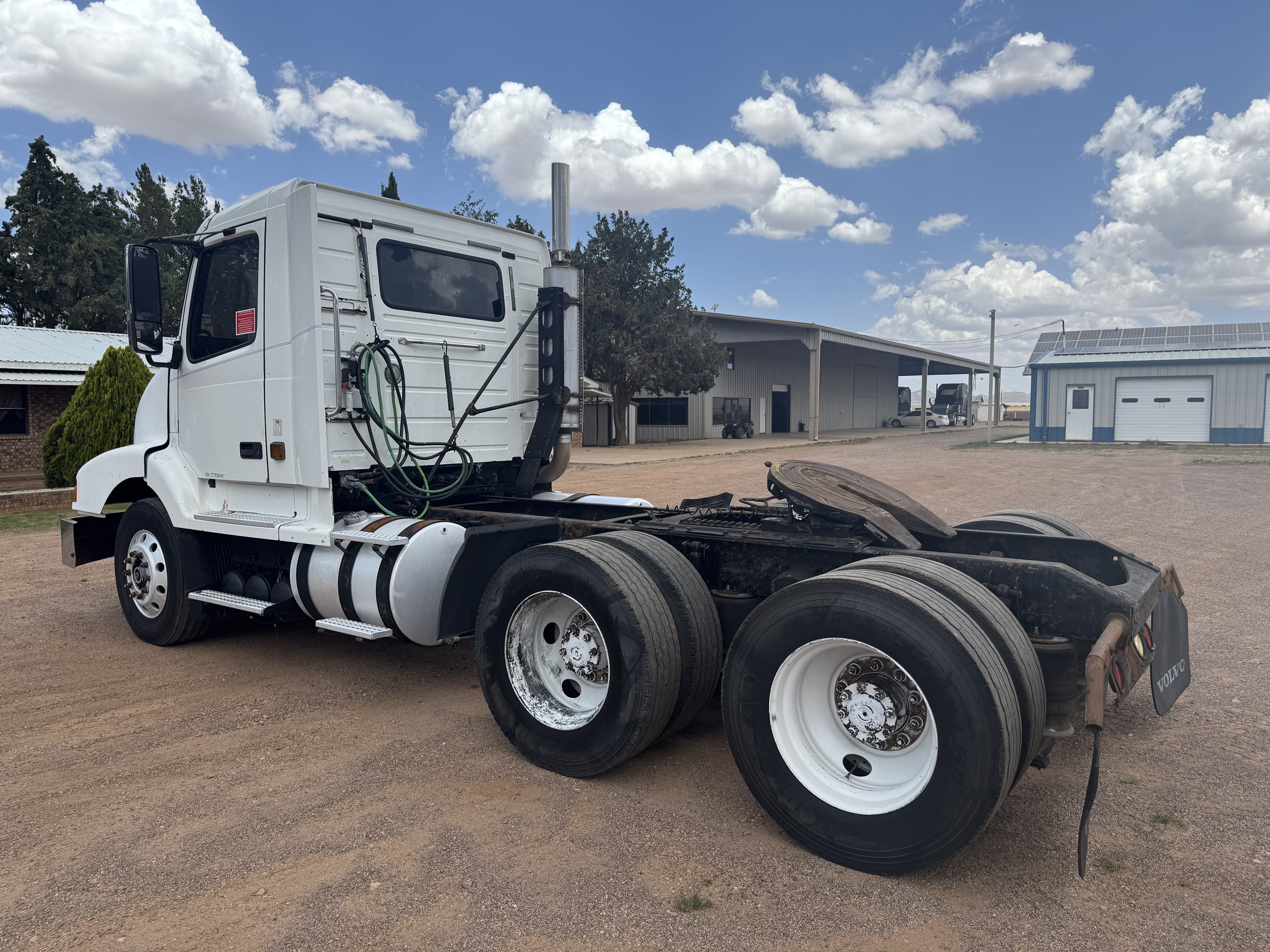 #1049 Camion Day Cab Volvo Modelo VN 6x4 T/A 2000 Motor Cummins Manuel 10 Vel. 38,000lb Placas Estatales