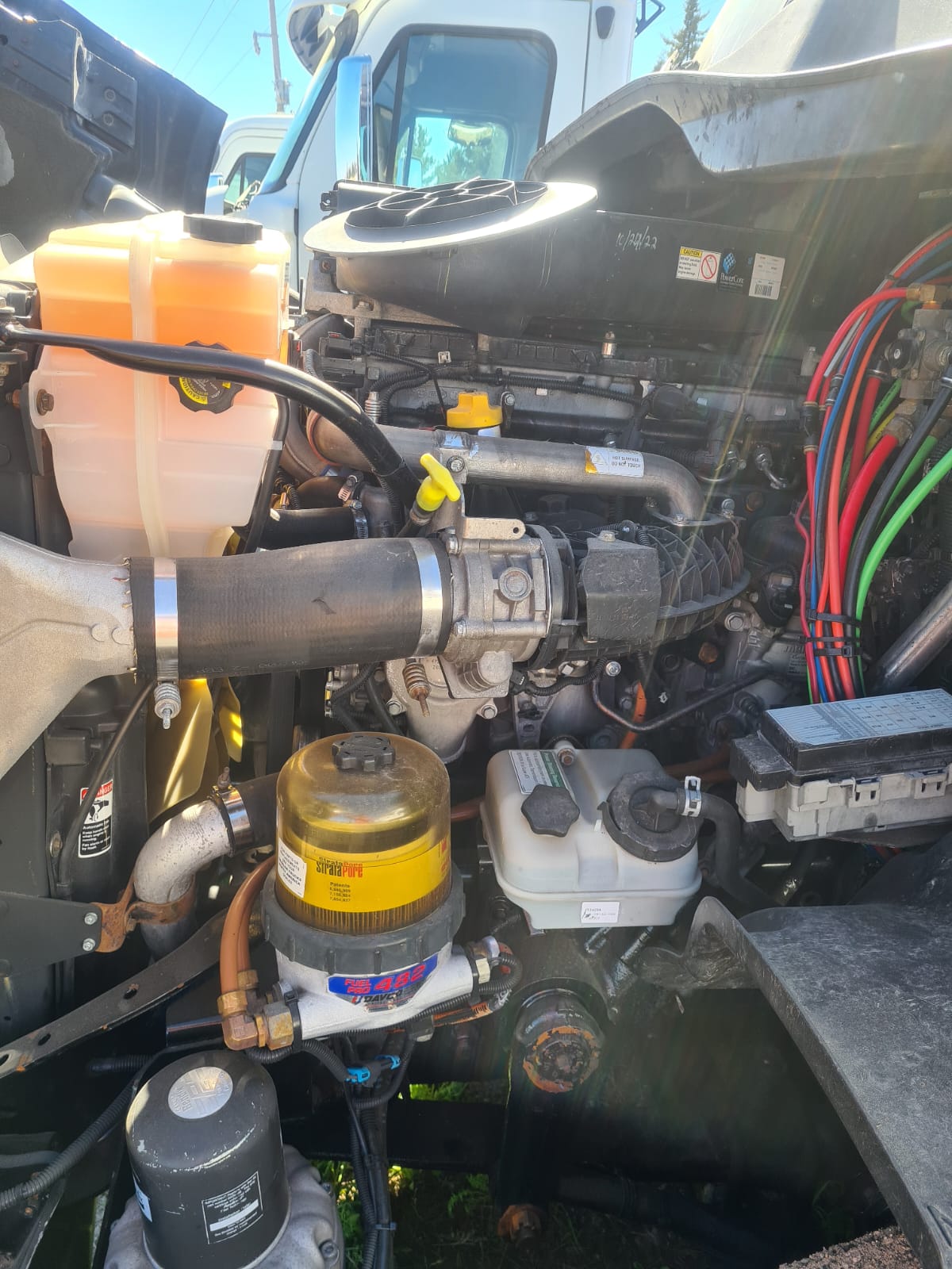 #8536 Camion Freightliner Cascadia 2015 Motor DD13 Estandar Placas Estatales 