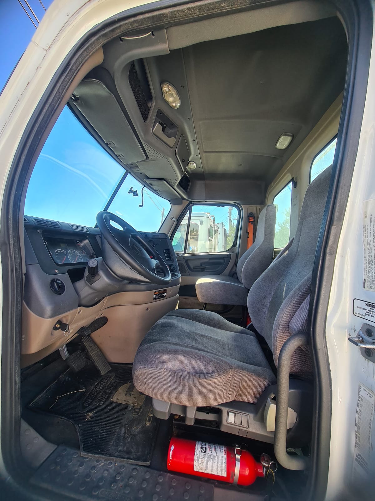 #4416 Camion Freightliner Cascadia Day Cab 2014 Motor DD13 Automatico Placas Estatales 