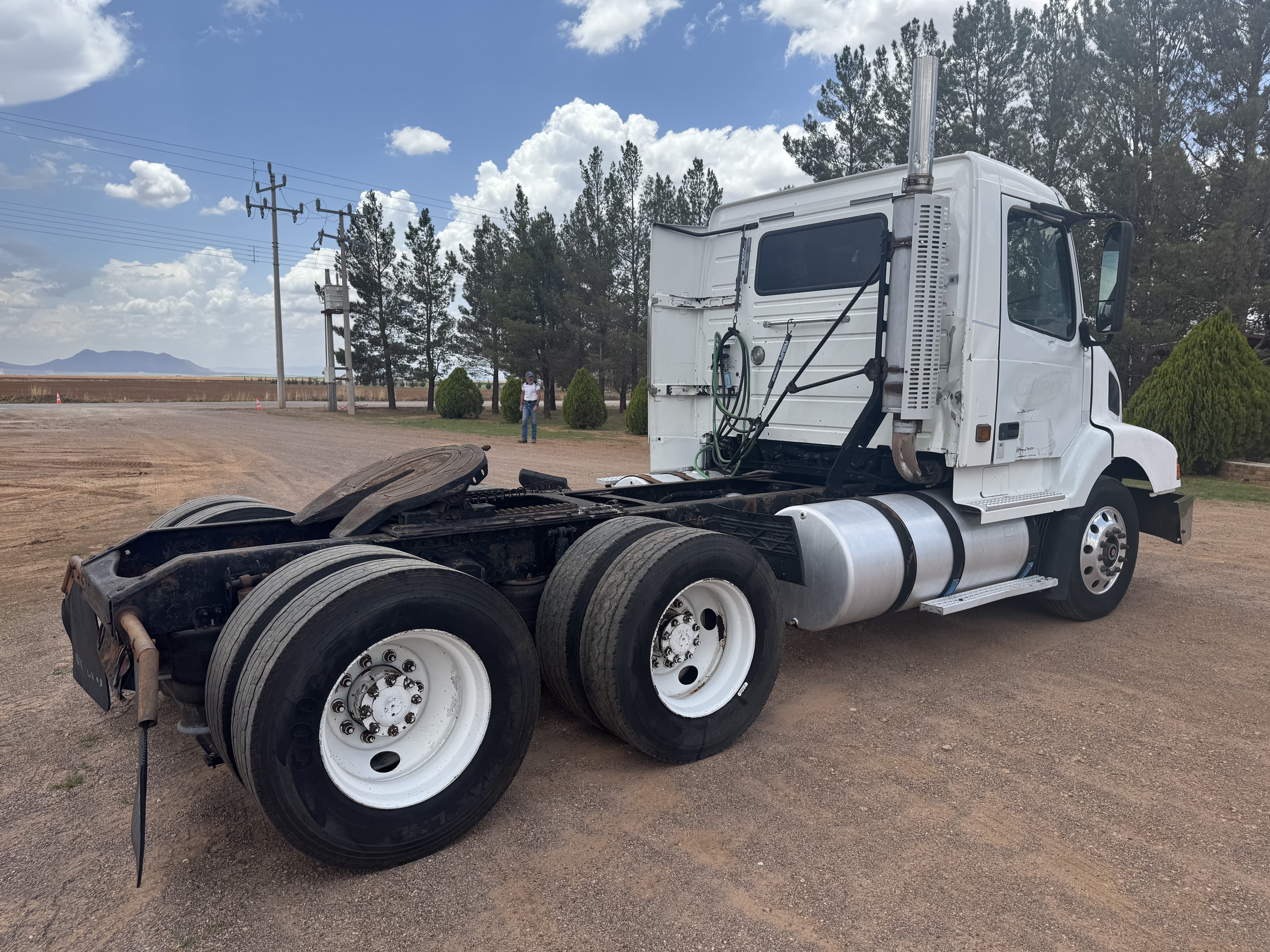 #1049 Camion Day Cab Volvo Modelo VN 6x4 T/A 2000 Motor Cummins Manuel 10 Vel. 38,000lb Placas Estatales