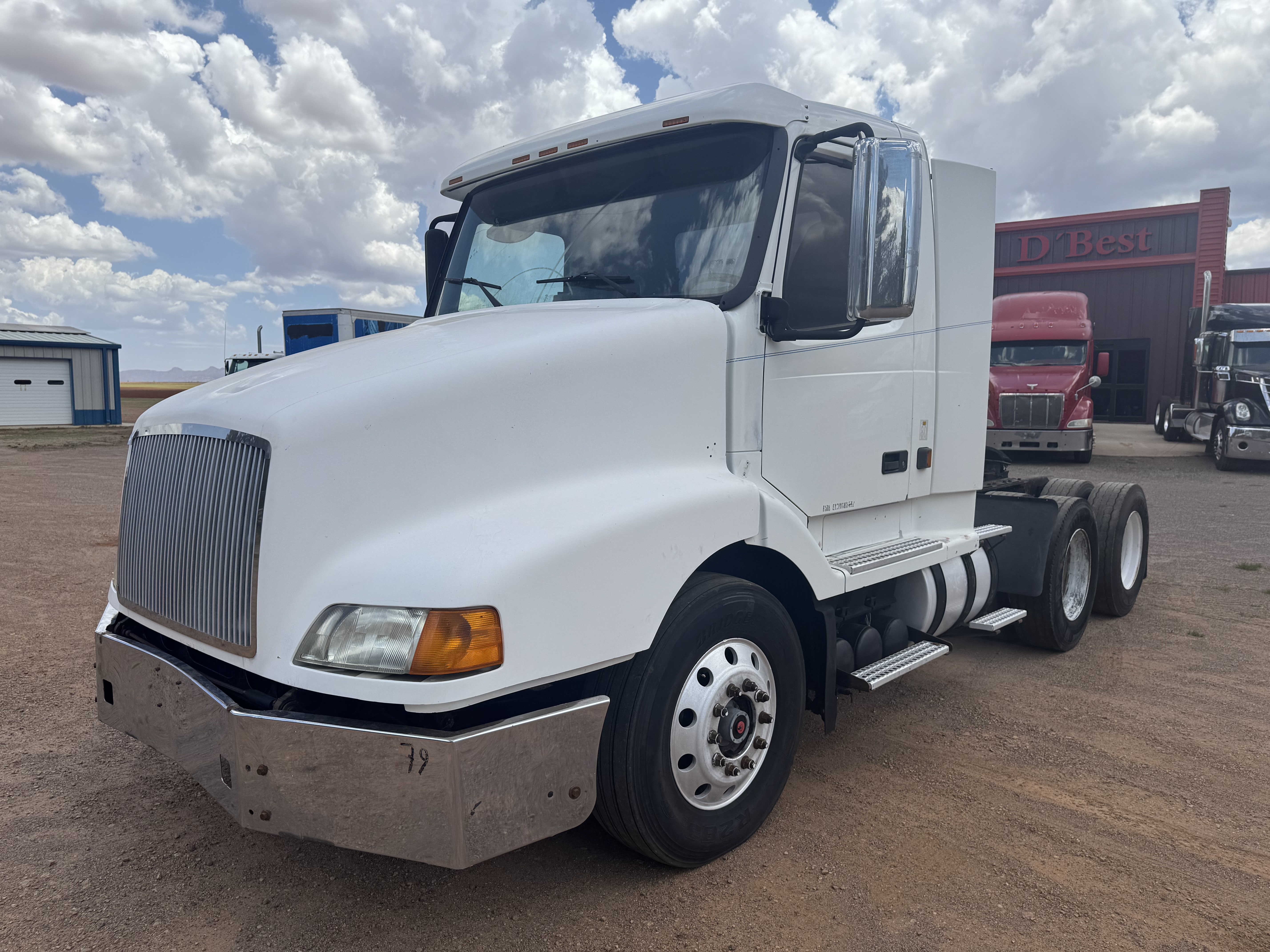 #1049 Camion Day Cab Volvo Modelo VN 6x4 T/A 2000 Motor Cummins Manuel 10 Vel. 38,000lb Placas Estatales