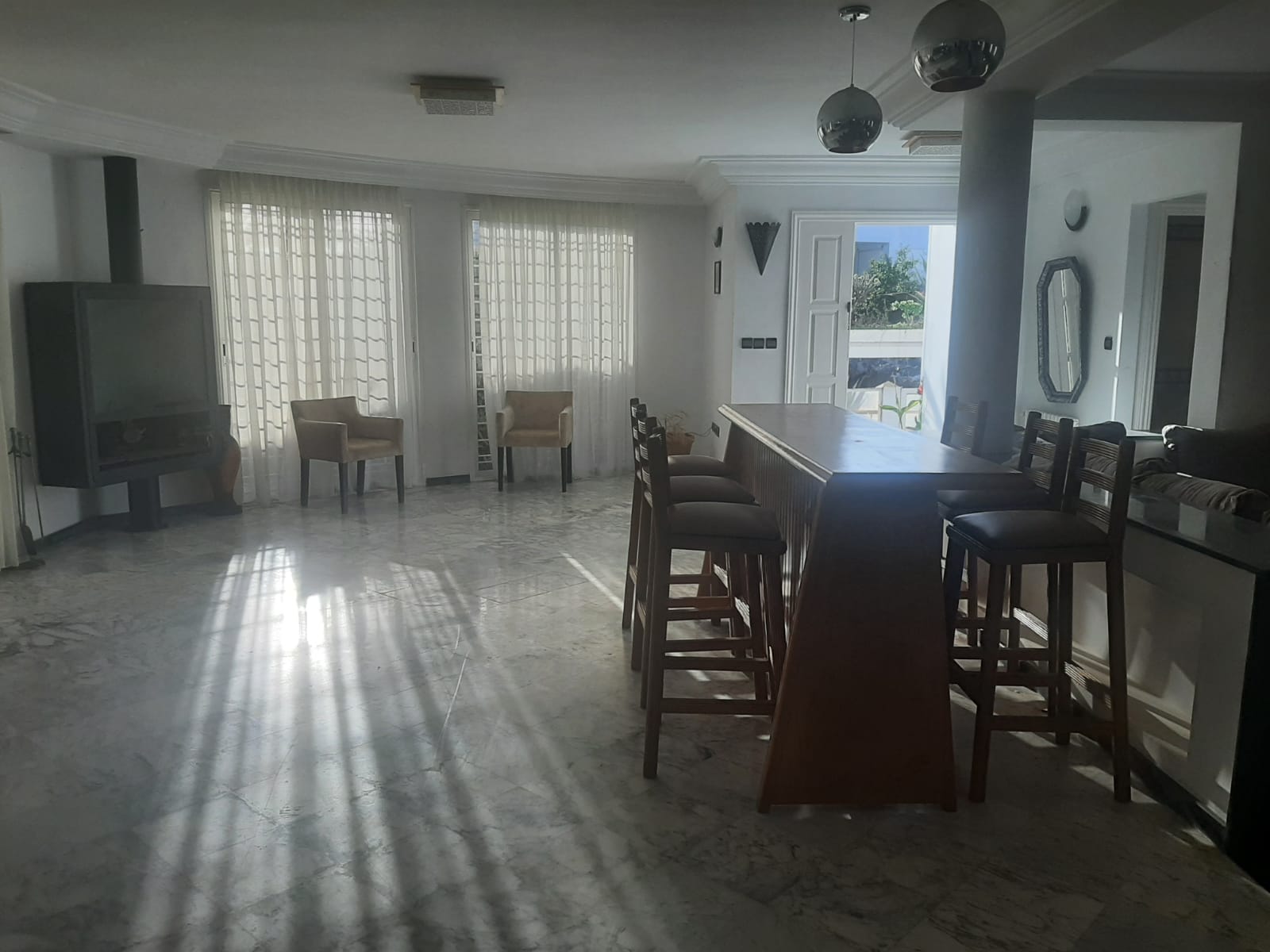 Loue villa meublée piscine plein soleil