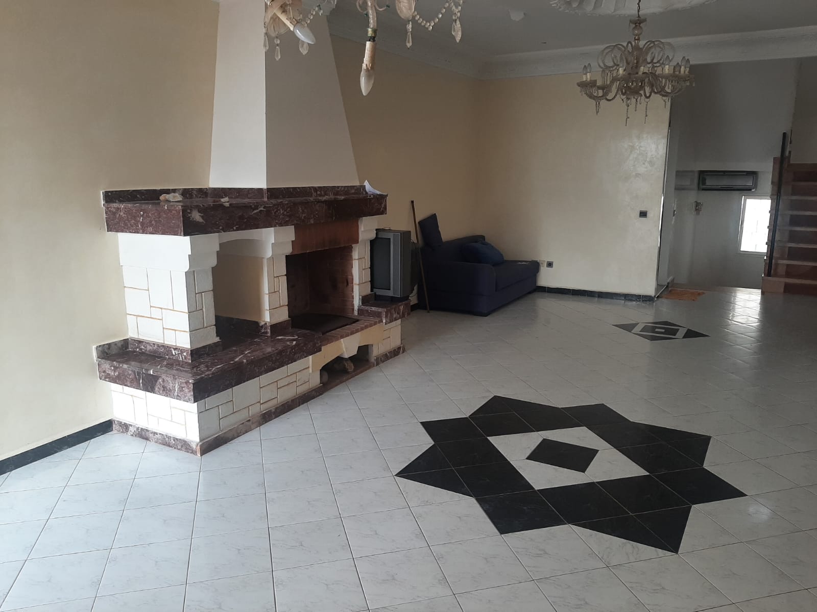 Vends villa 3 niveaux face mer quartier résidentiel