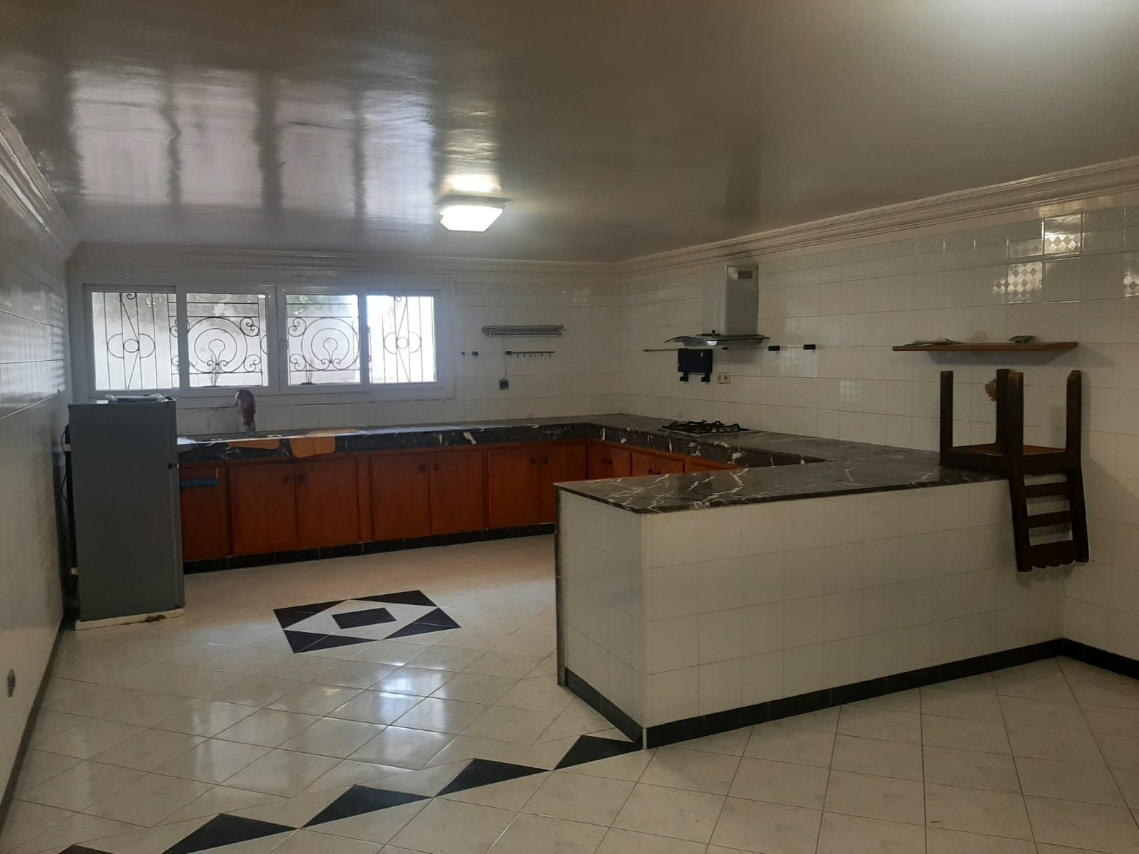 Vends villa 3 niveaux face mer quartier résidentiel