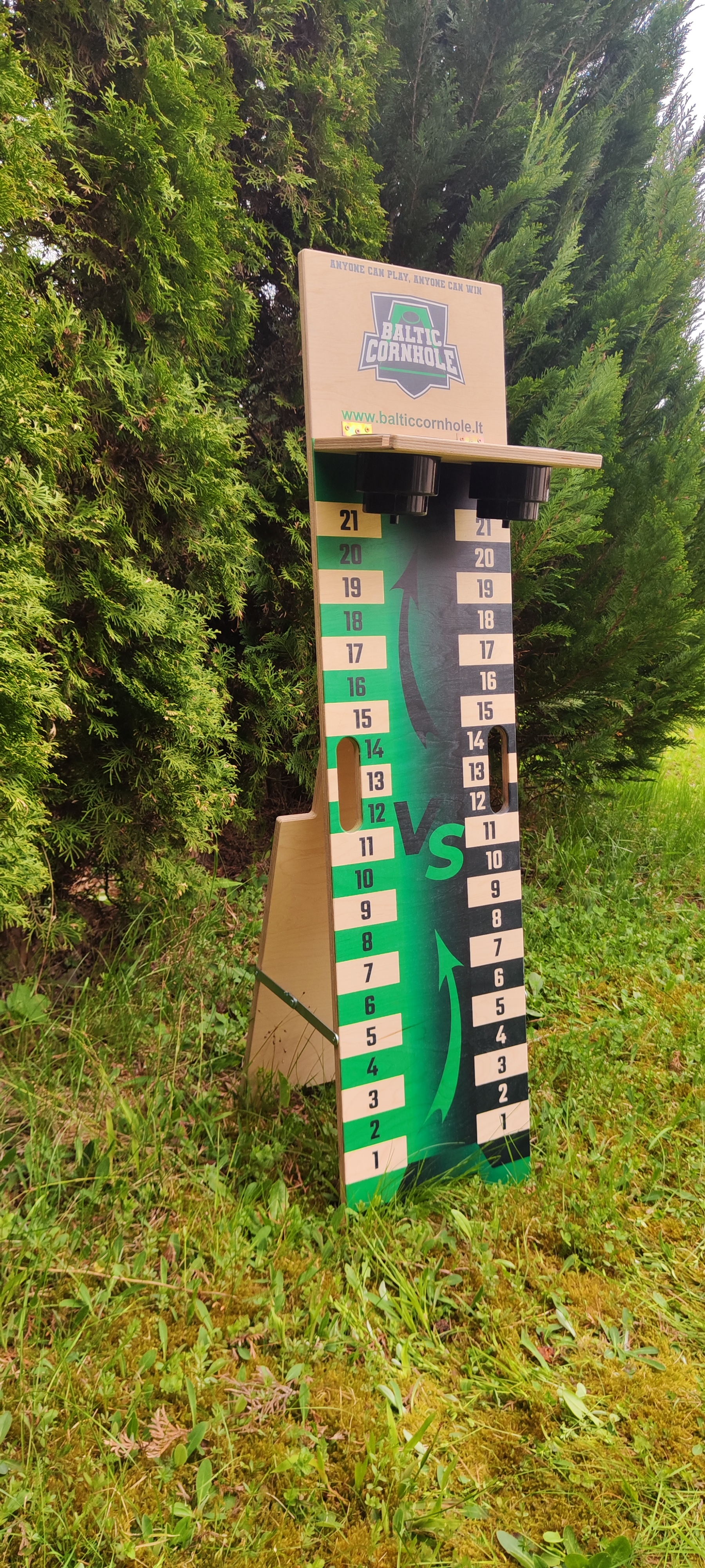 Cornhole rezultatų skaičiuoklė su gėrimų laikikliais