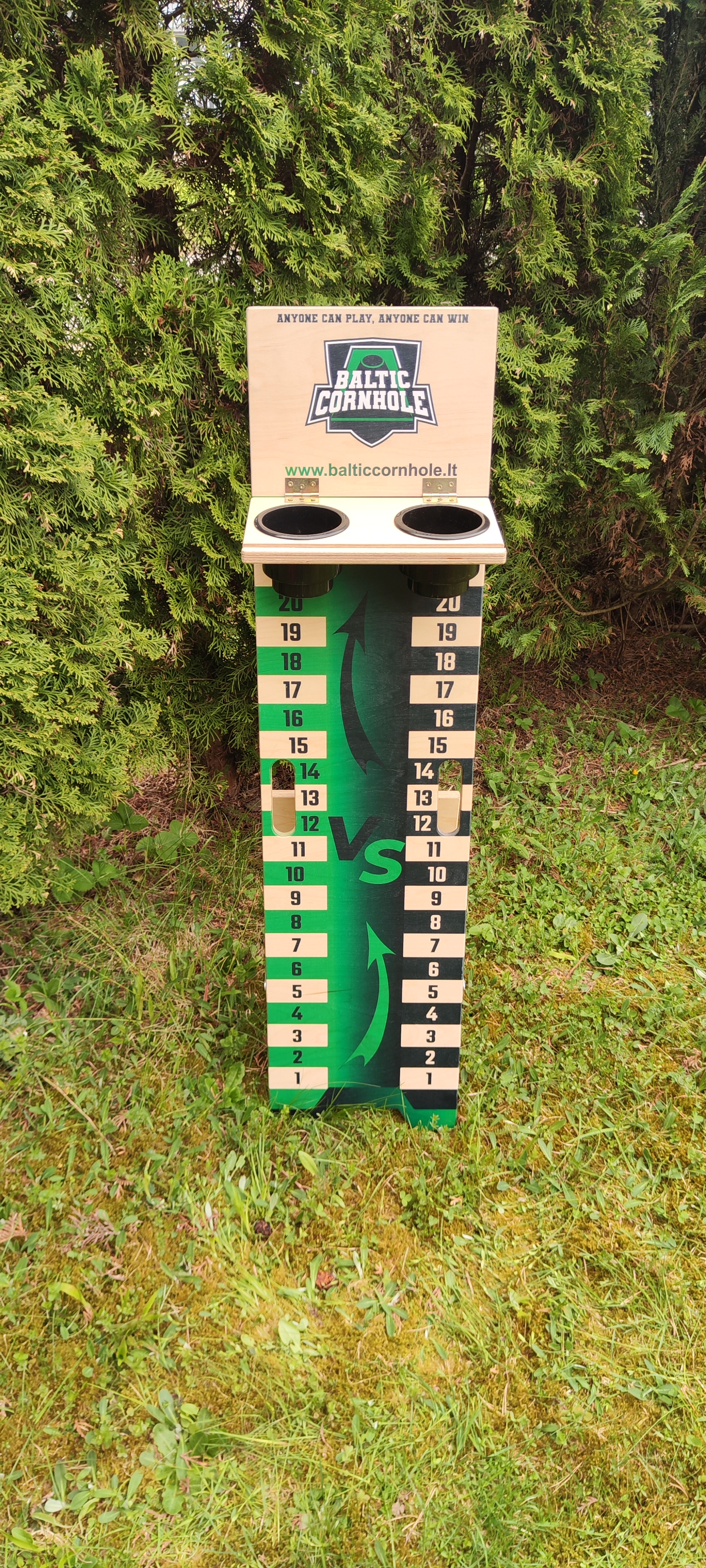 Cornhole rezultatų skaičiuoklė su gėrimų laikikliais