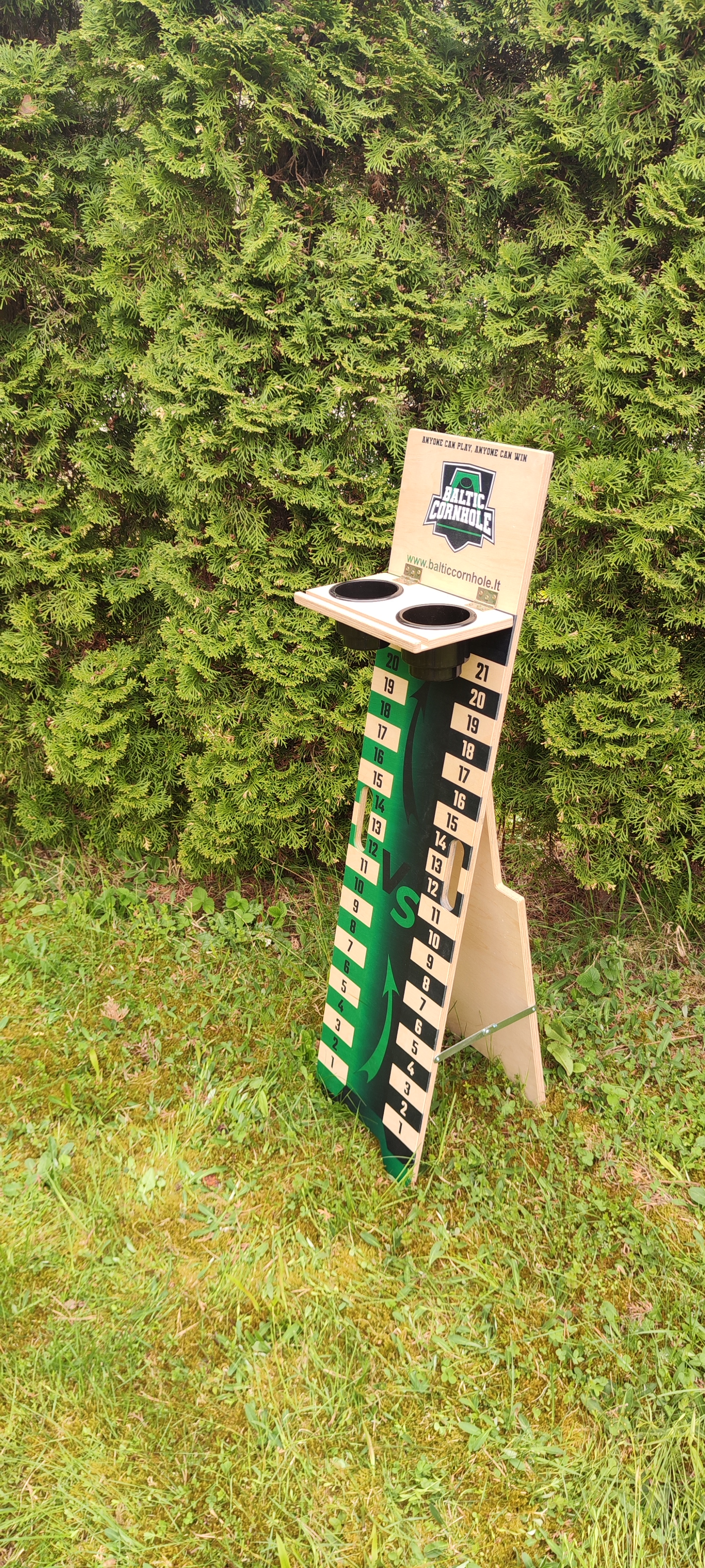 Cornhole rezultatų skaičiuoklė su gėrimų laikikliais