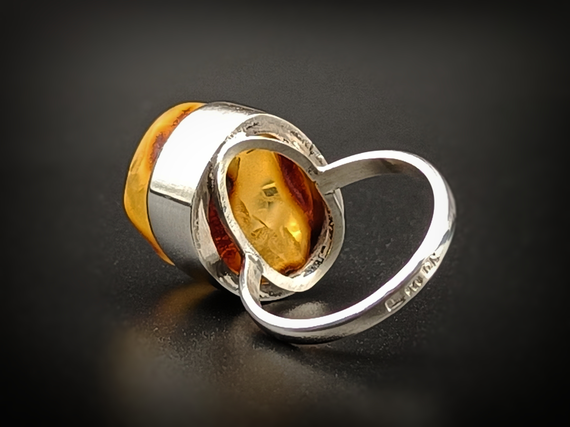 Pierścionek. Naturalny bursztyn bałtycki i srebro 925. Unikat.