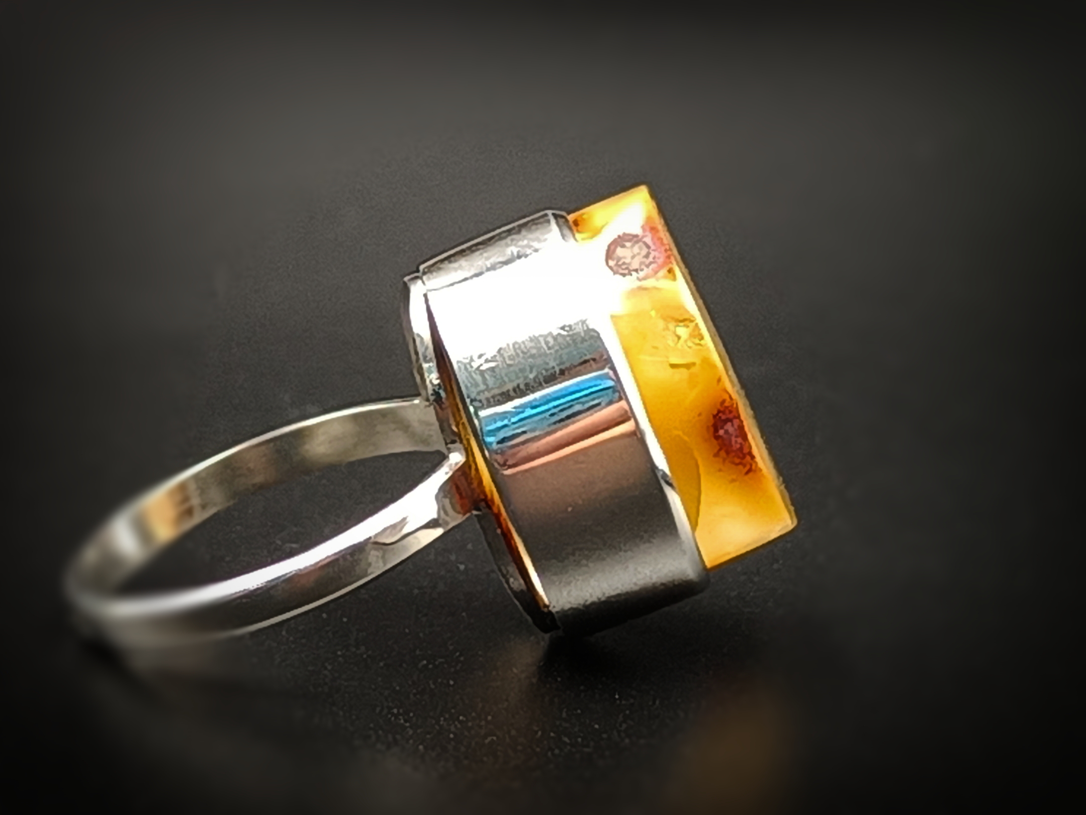 Pierścionek. Naturalny bursztyn bałtycki i srebro 925. Unikat.