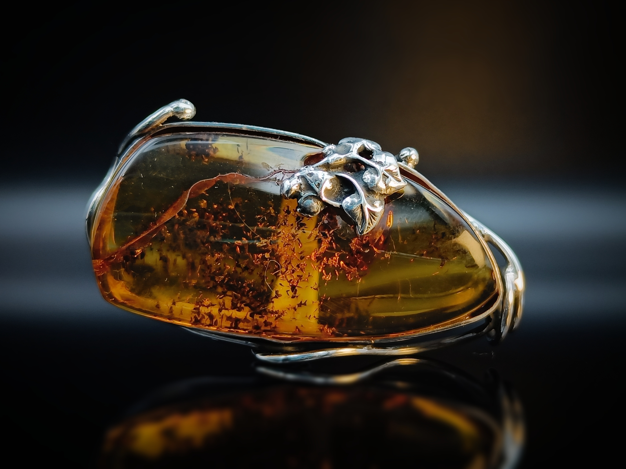 Pierścionek. Naturalny bursztyn bałtycki i srebro próby 925. Unikat.