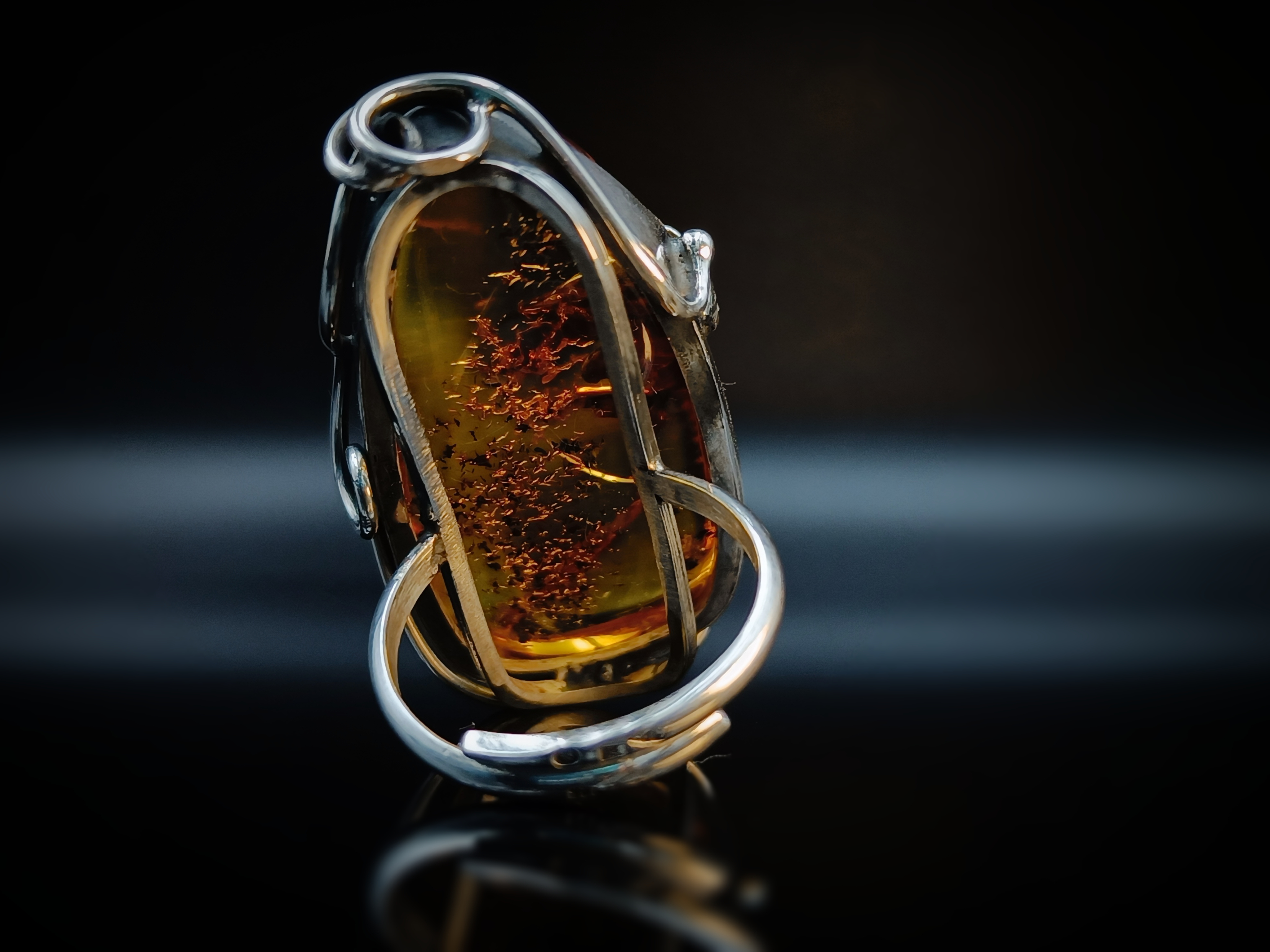 Pierścionek. Naturalny bursztyn bałtycki i srebro próby 925. Unikat.