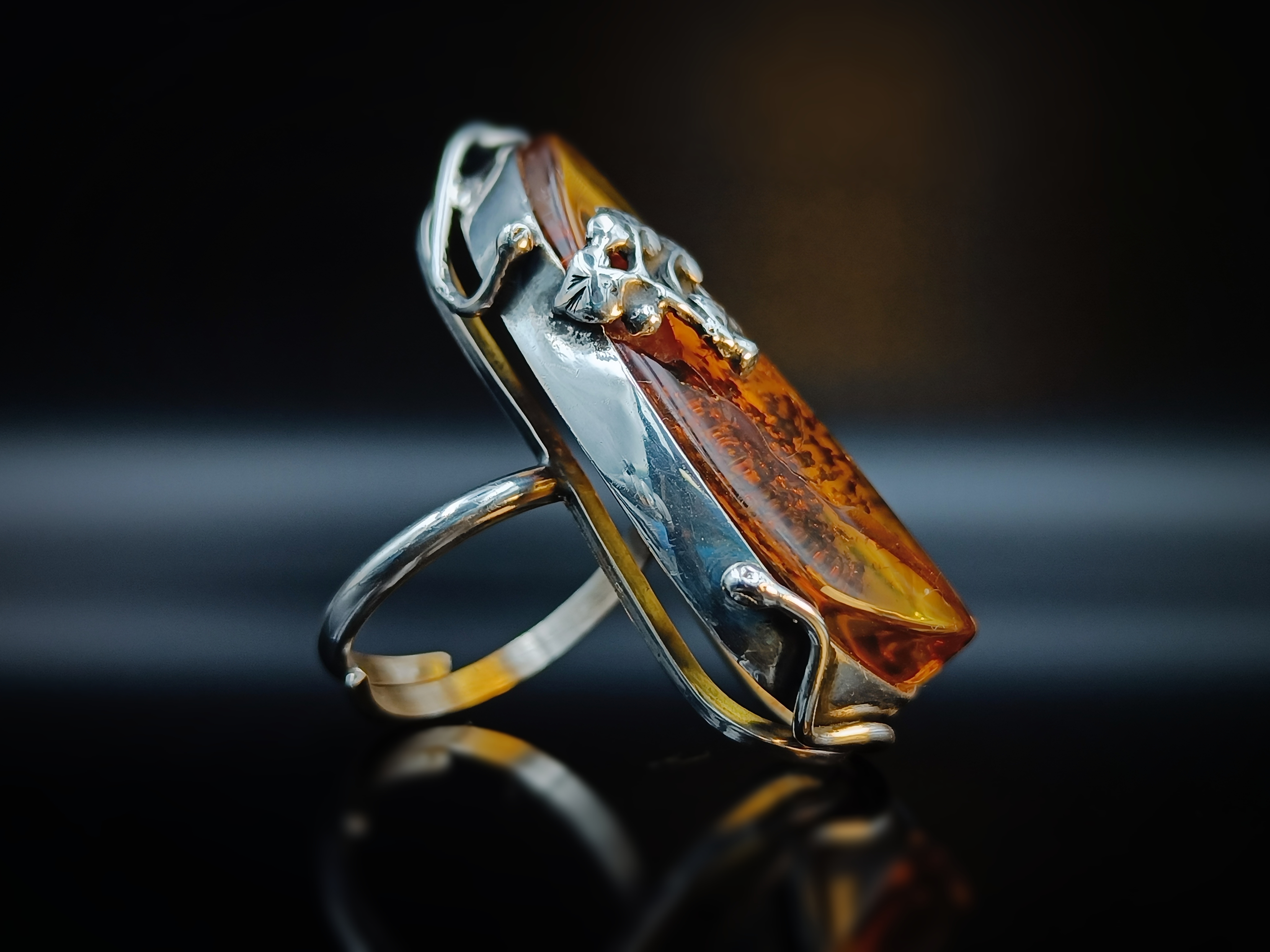 Pierścionek. Naturalny bursztyn bałtycki i srebro próby 925. Unikat.