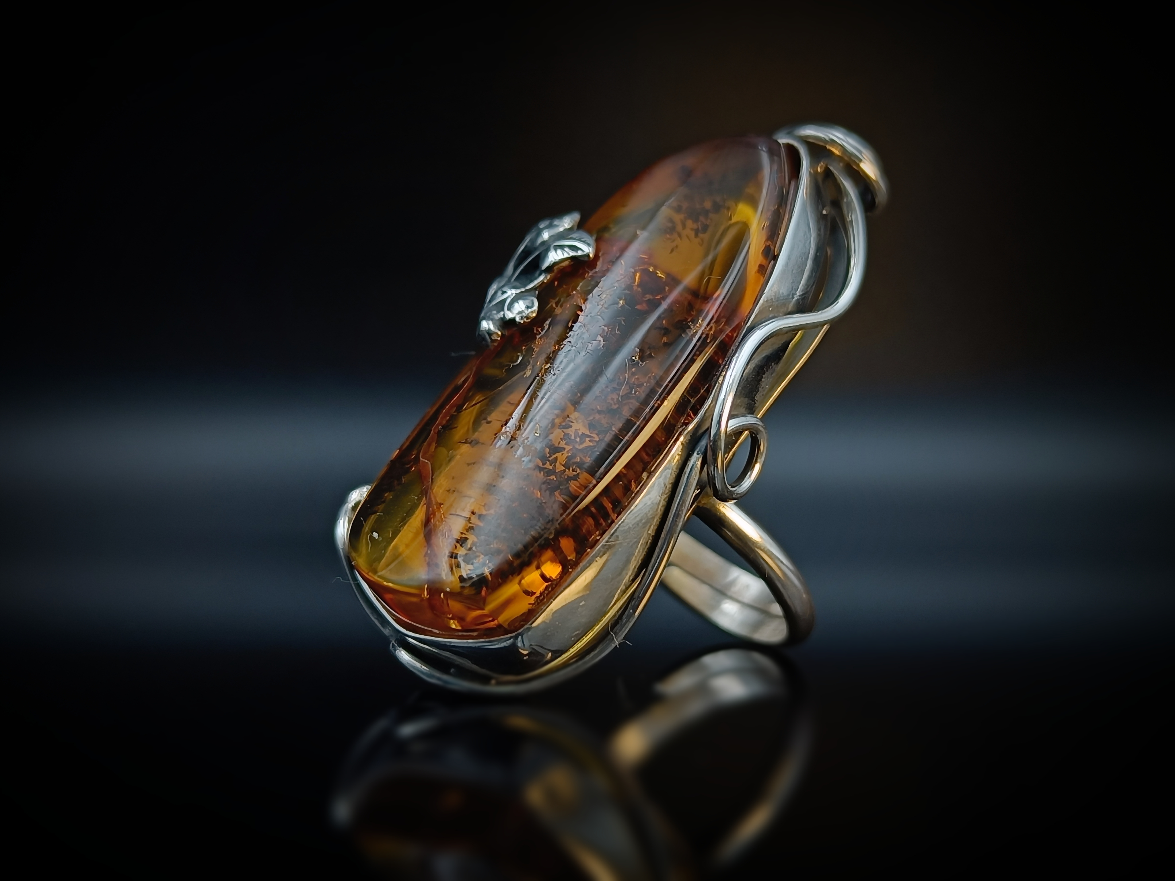 Pierścionek. Naturalny bursztyn bałtycki i srebro próby 925. Unikat.