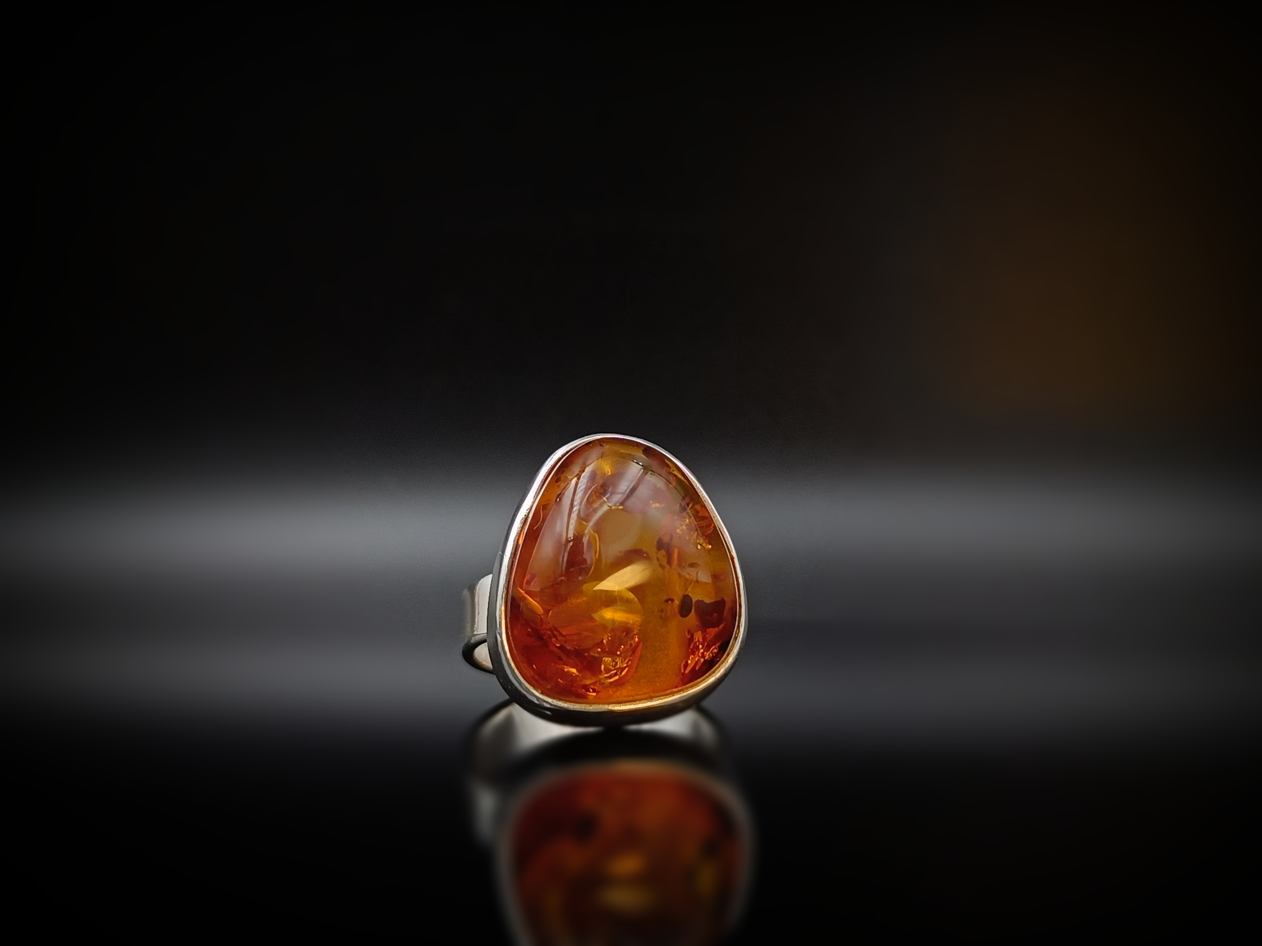 Pierścionek. Naturalny bursztyn bałtycki i srebro próby 925. Unikat.